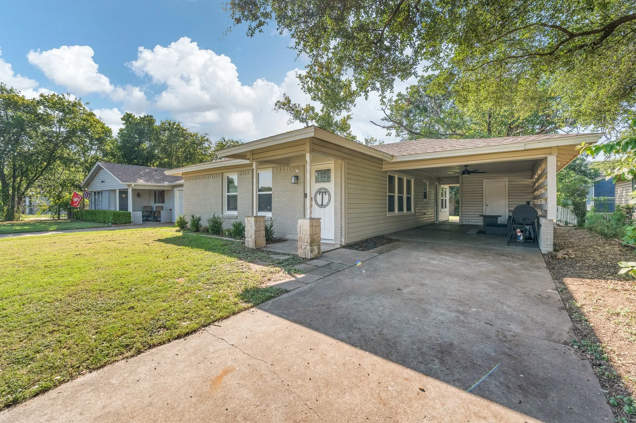 Single Family Residence For Sale in Johnson County , 809 Phillips Street, Cleburne, Texas 76033, 3 Bedroom, 1 Bathroom, Garage spaces, 1,188 Sqft, built in 1960, mls#21340421, Real Estate Agent in Cleburne, Homes For Sale in Johnson county, Homes For Sale in Cleburne, Realtor in Cleburne Texas, Real Estate Brokerage Independent Realty Texas, Luminita Cordes Realtor