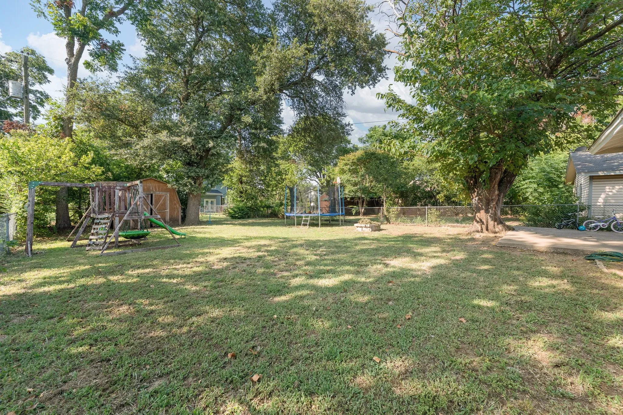 Single Family Residence For Sale in Johnson County , 809 Phillips Street, Cleburne, Texas 76033, 3 Bedroom, 1 Bathroom, Garage spaces, 1,188 Sqft, built in 1960, mls#21340421, Real Estate Agent in Cleburne, Homes For Sale in Johnson county, Homes For Sale in Cleburne, Realtor in Cleburne Texas, Real Estate Brokerage Independent Realty Texas, Luminita Cordes Realtor