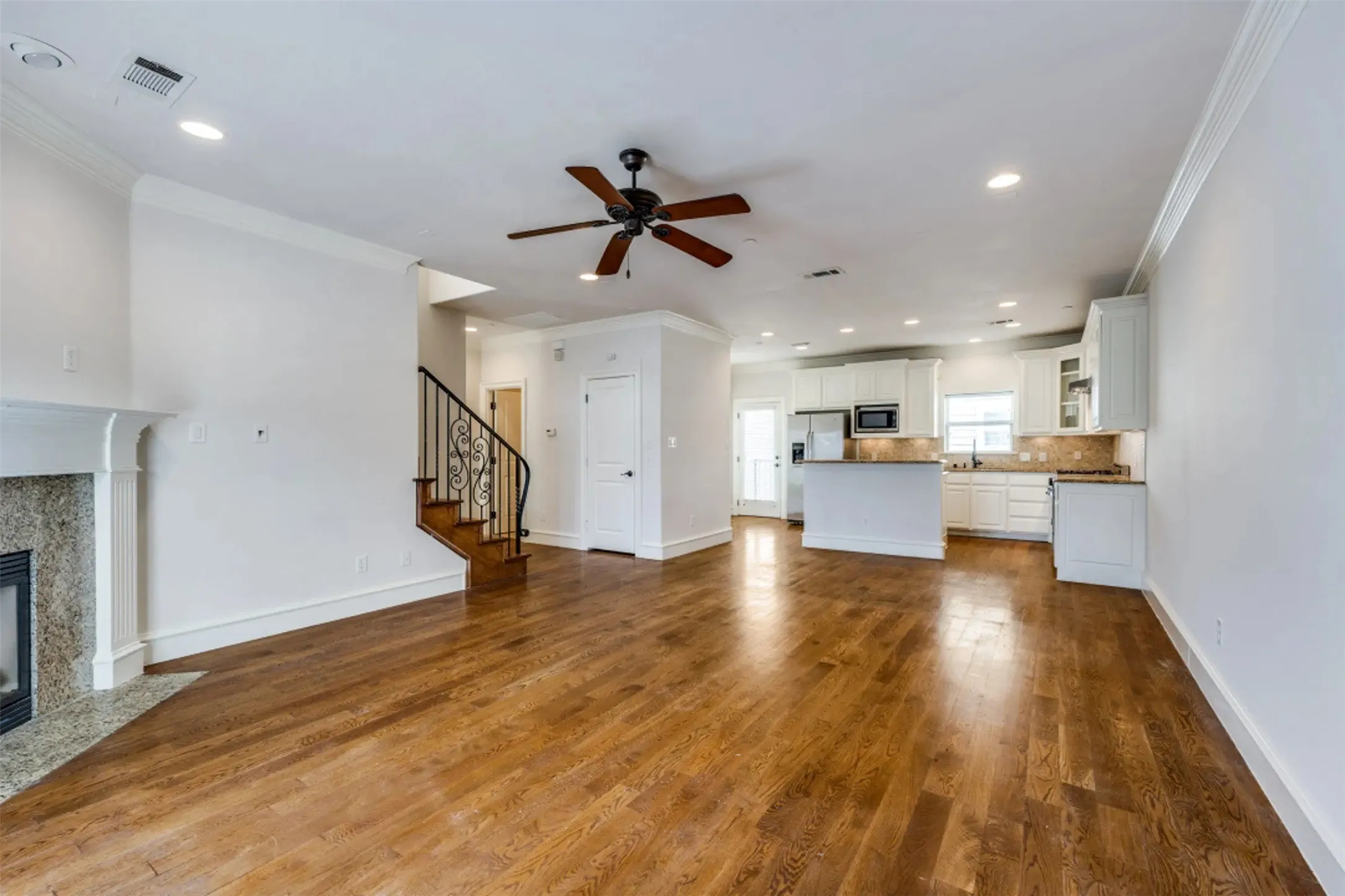 Townhouse For Rent in Dallas County , 4150 Druid Lane TH, University Park, Texas 75205, 3 Bedroom, 4 Bathroom, 2 Garage spaces, 2,095 Sqft, built in 2007, mls#21340569, Real Estate Agent in University Park, Homes For Rent in Dallas county, Homes For Rent in University Park, Realtor in University Park Texas, Real Estate Brokerage Independent Realty Texas, Luminita Cordes Realtor
