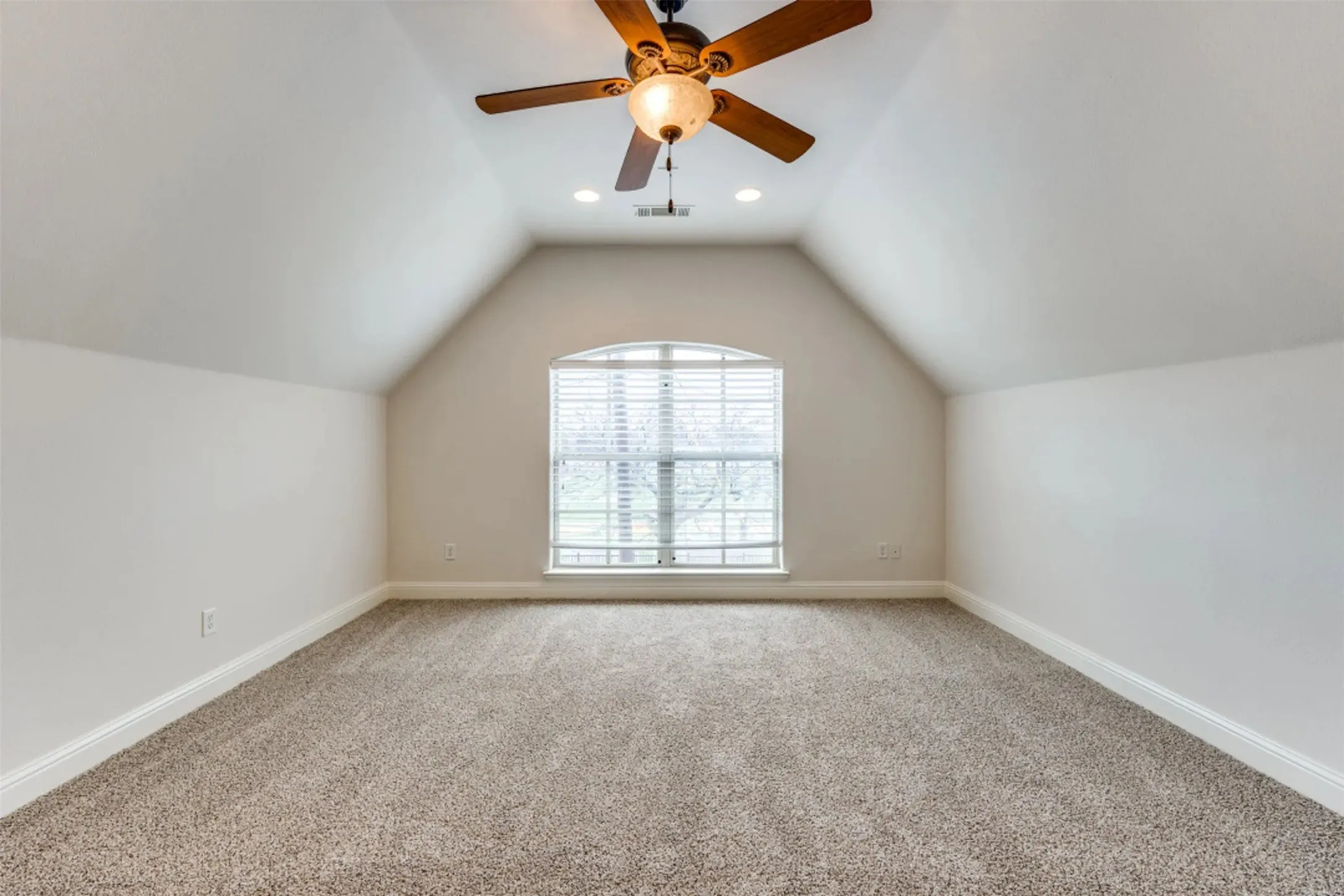 Townhouse For Rent in Dallas County , 4150 Druid Lane TH, University Park, Texas 75205, 3 Bedroom, 4 Bathroom, 2 Garage spaces, 2,095 Sqft, built in 2007, mls#21340569, Real Estate Agent in University Park, Homes For Rent in Dallas county, Homes For Rent in University Park, Realtor in University Park Texas, Real Estate Brokerage Independent Realty Texas, Luminita Cordes Realtor