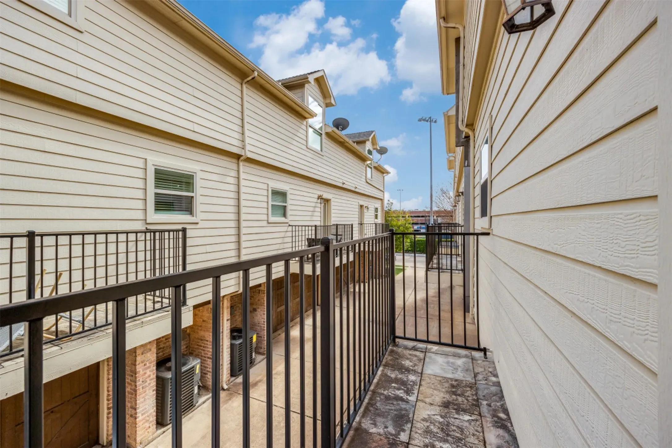 Townhouse For Rent in Dallas County , 4150 Druid Lane TH, University Park, Texas 75205, 3 Bedroom, 4 Bathroom, 2 Garage spaces, 2,095 Sqft, built in 2007, mls#21340569, Real Estate Agent in University Park, Homes For Rent in Dallas county, Homes For Rent in University Park, Realtor in University Park Texas, Real Estate Brokerage Independent Realty Texas, Luminita Cordes Realtor