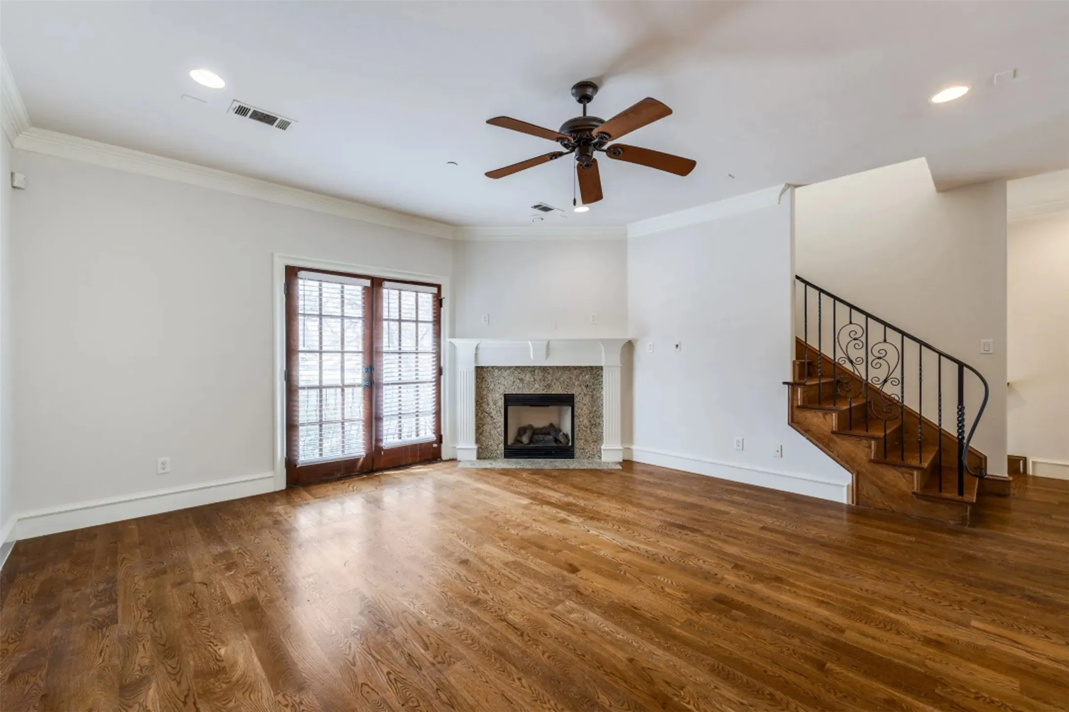 Townhouse For Rent in Dallas County , 4150 Druid Lane TH, University Park, Texas 75205, 3 Bedroom, 4 Bathroom, 2 Garage spaces, 2,095 Sqft, built in 2007, mls#21340569, Real Estate Agent in University Park, Homes For Rent in Dallas county, Homes For Rent in University Park, Realtor in University Park Texas, Real Estate Brokerage Independent Realty Texas, Luminita Cordes Realtor