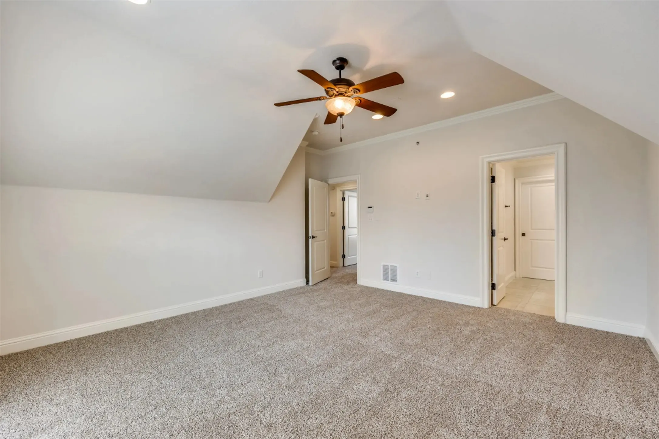 Townhouse For Rent in Dallas County , 4150 Druid Lane TH, University Park, Texas 75205, 3 Bedroom, 4 Bathroom, 2 Garage spaces, 2,095 Sqft, built in 2007, mls#21340569, Real Estate Agent in University Park, Homes For Rent in Dallas county, Homes For Rent in University Park, Realtor in University Park Texas, Real Estate Brokerage Independent Realty Texas, Luminita Cordes Realtor