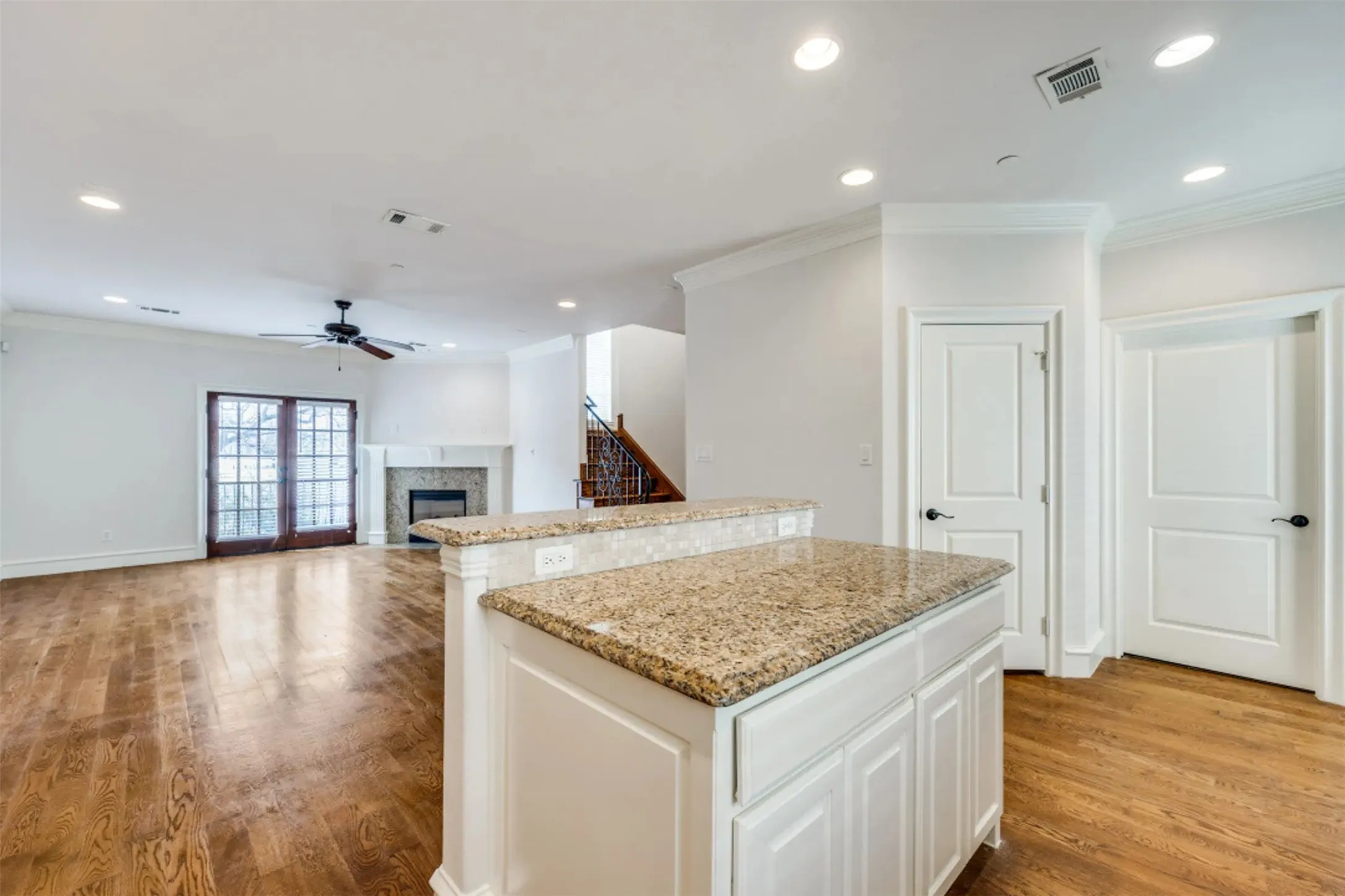 Townhouse For Rent in Dallas County , 4150 Druid Lane TH, University Park, Texas 75205, 3 Bedroom, 4 Bathroom, 2 Garage spaces, 2,095 Sqft, built in 2007, mls#21340569, Real Estate Agent in University Park, Homes For Rent in Dallas county, Homes For Rent in University Park, Realtor in University Park Texas, Real Estate Brokerage Independent Realty Texas, Luminita Cordes Realtor
