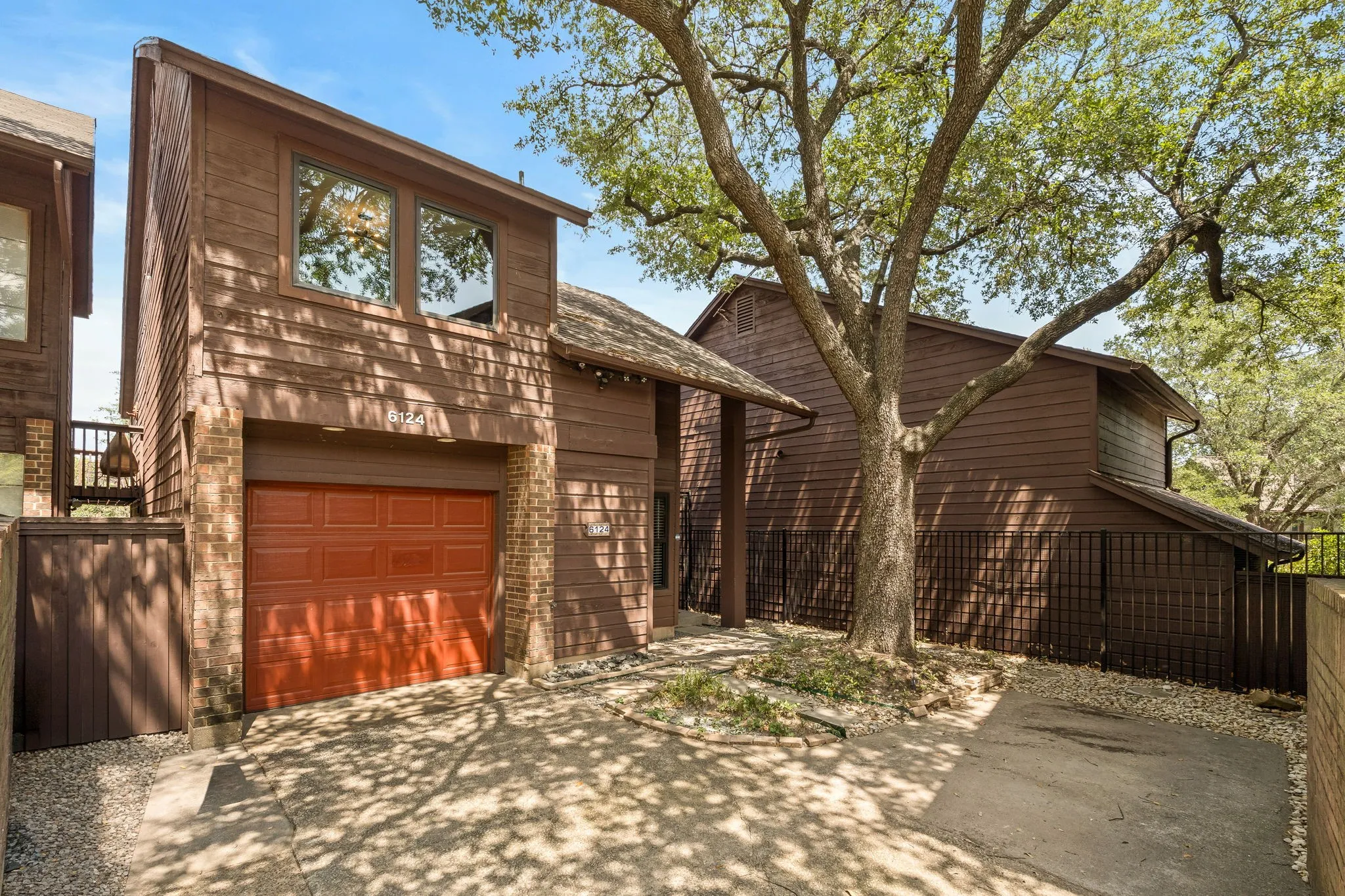 Single Family Residence For Rent in Dallas County , 6124 Summer Creek Circle, Dallas, Texas 75231, 2 Bedroom, 2 Bathroom, 1 Garage spaces, 1,440 Sqft, built in 1980, mls#21340518, Real Estate Agent in Dallas, Homes For Rent in Dallas county, Homes For Rent in Dallas, Realtor in Dallas Texas, Real Estate Brokerage Independent Realty Texas, Luminita Cordes Realtor