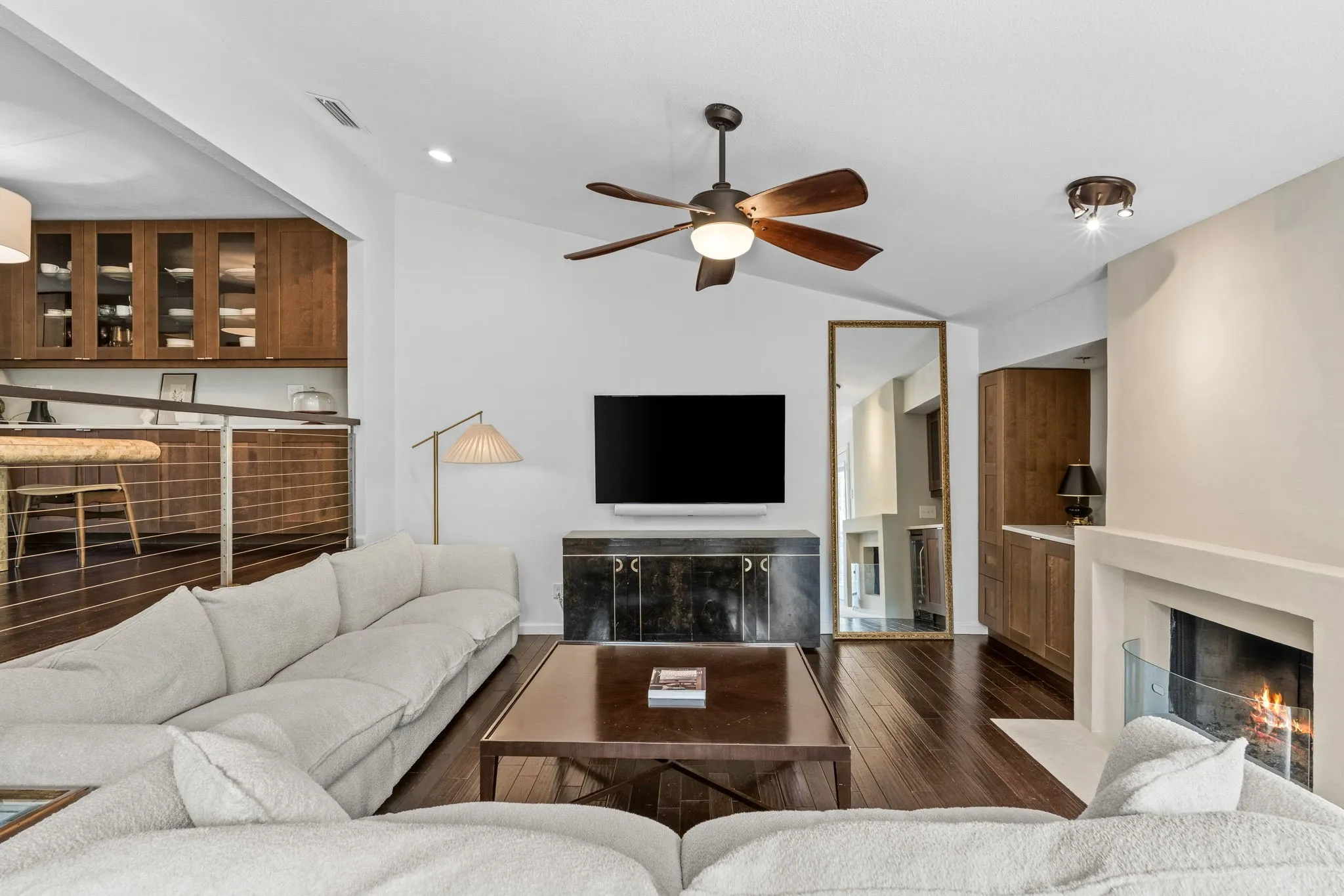 Single Family Residence For Rent in Dallas County , 6124 Summer Creek Circle, Dallas, Texas 75231, 2 Bedroom, 2 Bathroom, 1 Garage spaces, 1,440 Sqft, built in 1980, mls#21340518, Real Estate Agent in Dallas, Homes For Rent in Dallas county, Homes For Rent in Dallas, Realtor in Dallas Texas, Real Estate Brokerage Independent Realty Texas, Luminita Cordes Realtor