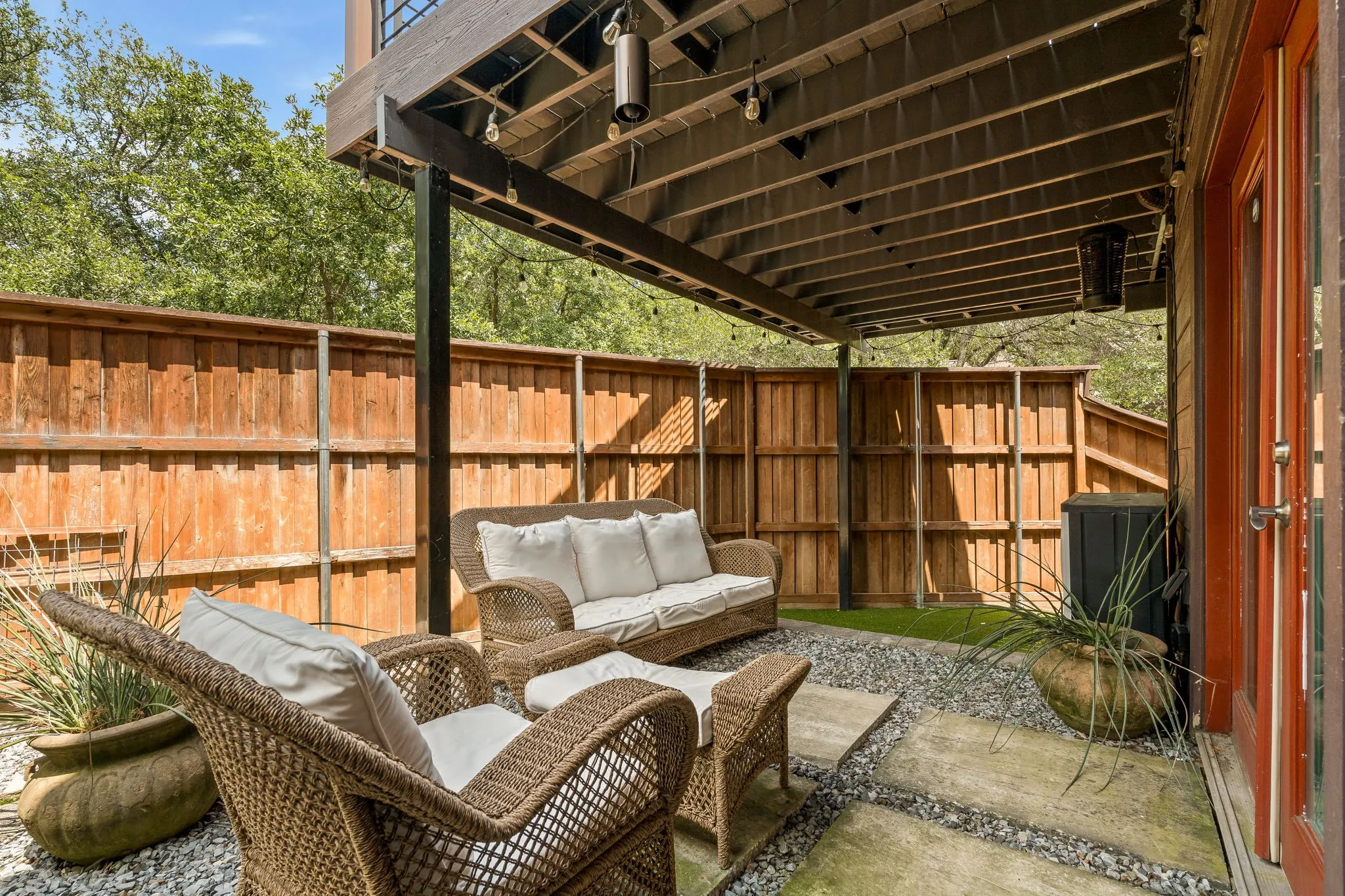 Single Family Residence For Rent in Dallas County , 6124 Summer Creek Circle, Dallas, Texas 75231, 2 Bedroom, 2 Bathroom, 1 Garage spaces, 1,440 Sqft, built in 1980, mls#21340518, Real Estate Agent in Dallas, Homes For Rent in Dallas county, Homes For Rent in Dallas, Realtor in Dallas Texas, Real Estate Brokerage Independent Realty Texas, Luminita Cordes Realtor