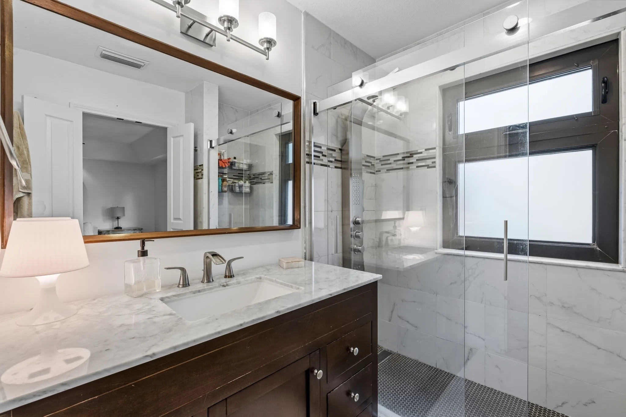 Single Family Residence For Rent in Dallas County , 6124 Summer Creek Circle, Dallas, Texas 75231, 2 Bedroom, 2 Bathroom, 1 Garage spaces, 1,440 Sqft, built in 1980, mls#21340518, Real Estate Agent in Dallas, Homes For Rent in Dallas county, Homes For Rent in Dallas, Realtor in Dallas Texas, Real Estate Brokerage Independent Realty Texas, Luminita Cordes Realtor