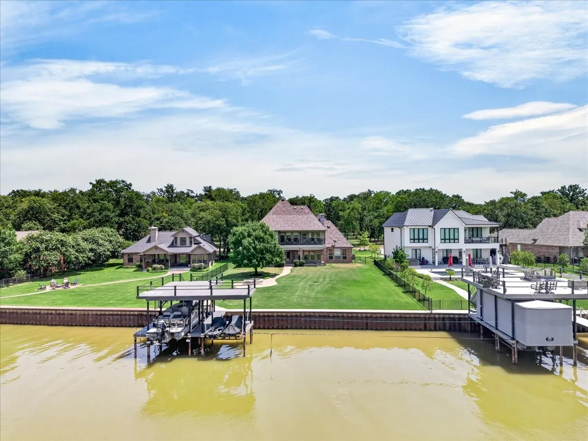 Single Family Residence For Sale in Henderson County , 308 Saint Andrews Drive, Mabank, Texas 75156, 5 Bedroom, 4 Bathroom, 3 Garage spaces, 4,258 Sqft, built in 2010, mls#21335229, Real Estate Agent in Mabank, Homes For Sale in Henderson county, Homes For Sale in Mabank, Realtor in Mabank Texas, Real Estate Brokerage Independent Realty Texas, Luminita Cordes Realtor