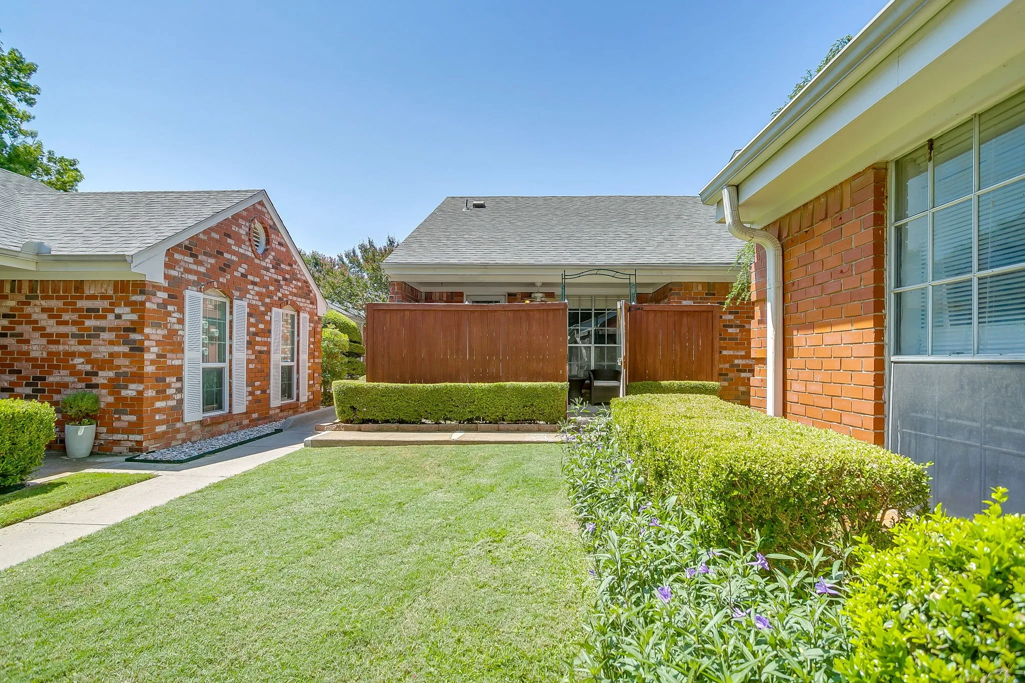 Condominium For Sale in Tarrant County , 937 Roaring Springs Road, Fort Worth, Texas 76114, 2 Bedroom, 2 Bathroom, Garage spaces, 1,042 Sqft, built in 1970, mls#21338527, Real Estate Agent in Fort Worth, Homes For Sale in Tarrant county, Homes For Sale in Fort Worth, Realtor in Fort Worth Texas, Real Estate Brokerage Independent Realty Texas, Luminita Cordes Realtor