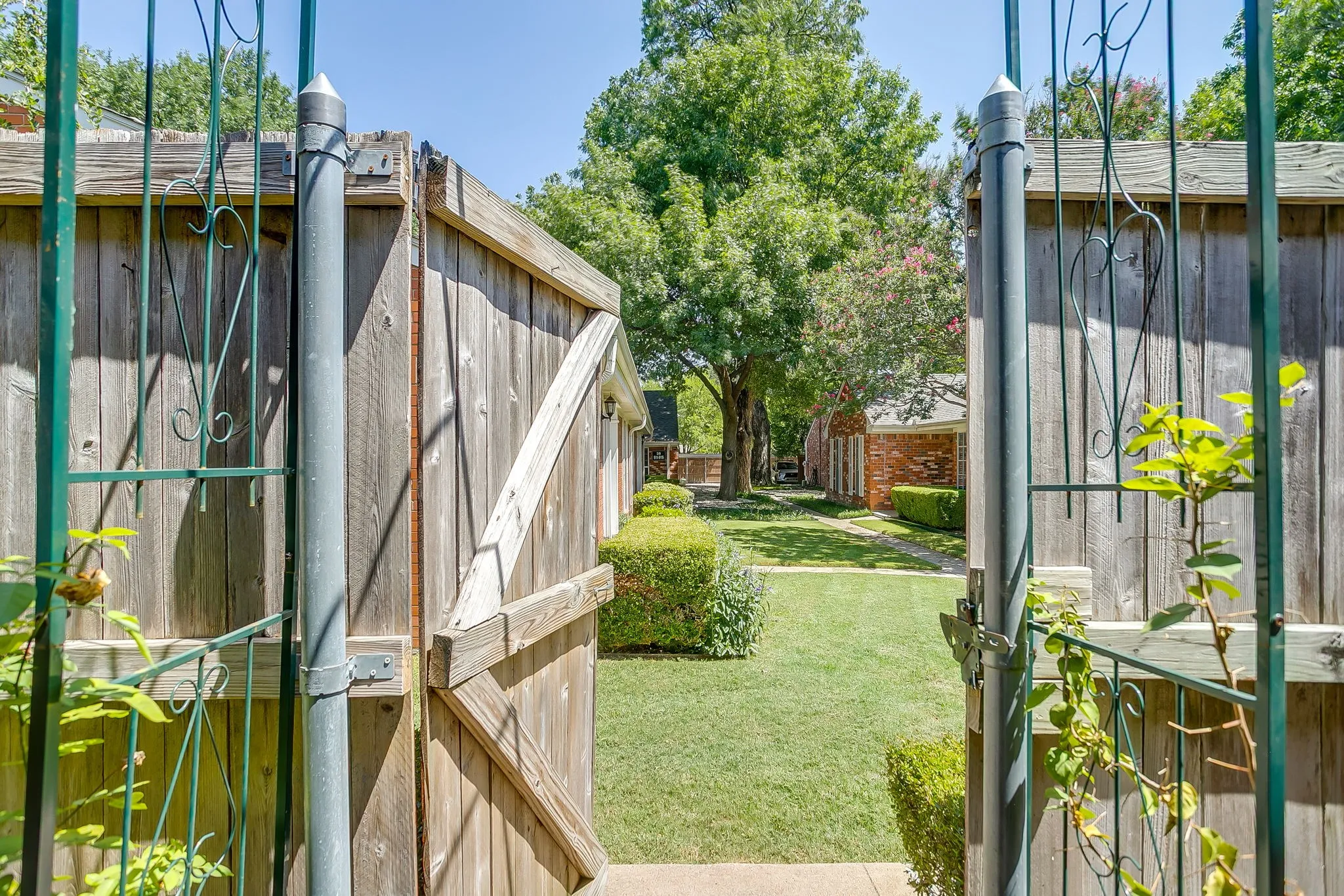 Condominium For Sale in Tarrant County , 937 Roaring Springs Road, Fort Worth, Texas 76114, 2 Bedroom, 2 Bathroom, Garage spaces, 1,042 Sqft, built in 1970, mls#21338527, Real Estate Agent in Fort Worth, Homes For Sale in Tarrant county, Homes For Sale in Fort Worth, Realtor in Fort Worth Texas, Real Estate Brokerage Independent Realty Texas, Luminita Cordes Realtor