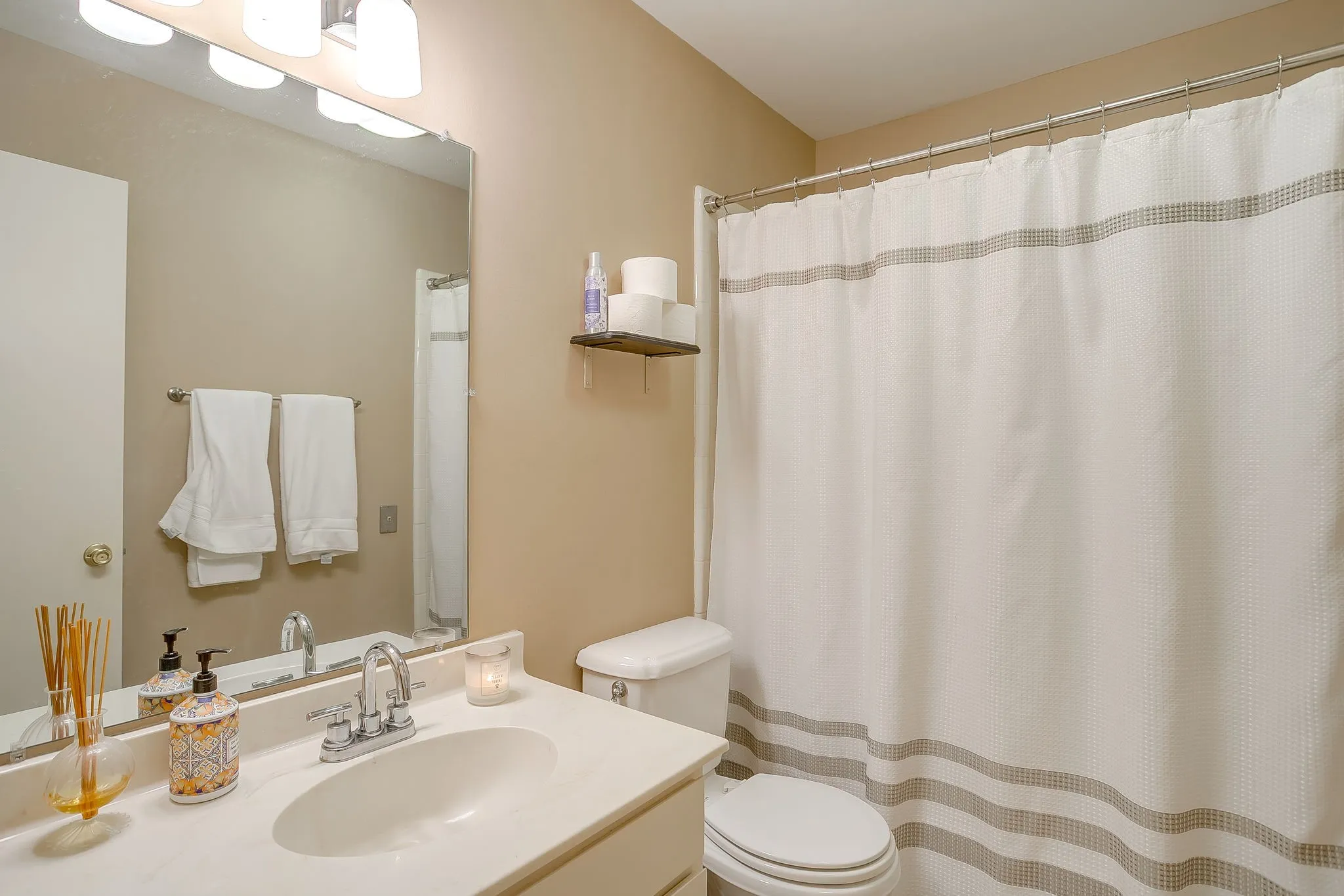 Condominium For Sale in Tarrant County , 937 Roaring Springs Road, Fort Worth, Texas 76114, 2 Bedroom, 2 Bathroom, Garage spaces, 1,042 Sqft, built in 1970, mls#21338527, Real Estate Agent in Fort Worth, Homes For Sale in Tarrant county, Homes For Sale in Fort Worth, Realtor in Fort Worth Texas, Real Estate Brokerage Independent Realty Texas, Luminita Cordes Realtor