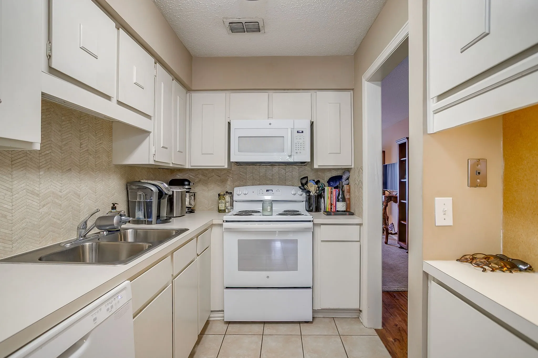 Condominium For Sale in Tarrant County , 937 Roaring Springs Road, Fort Worth, Texas 76114, 2 Bedroom, 2 Bathroom, Garage spaces, 1,042 Sqft, built in 1970, mls#21338527, Real Estate Agent in Fort Worth, Homes For Sale in Tarrant county, Homes For Sale in Fort Worth, Realtor in Fort Worth Texas, Real Estate Brokerage Independent Realty Texas, Luminita Cordes Realtor