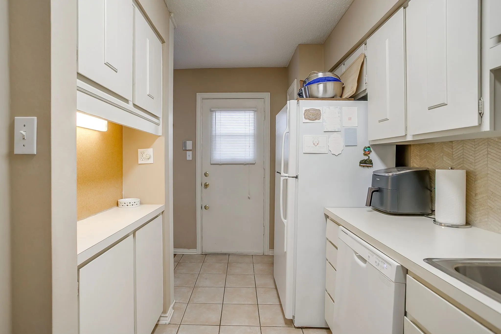 Condominium For Sale in Tarrant County , 937 Roaring Springs Road, Fort Worth, Texas 76114, 2 Bedroom, 2 Bathroom, Garage spaces, 1,042 Sqft, built in 1970, mls#21338527, Real Estate Agent in Fort Worth, Homes For Sale in Tarrant county, Homes For Sale in Fort Worth, Realtor in Fort Worth Texas, Real Estate Brokerage Independent Realty Texas, Luminita Cordes Realtor
