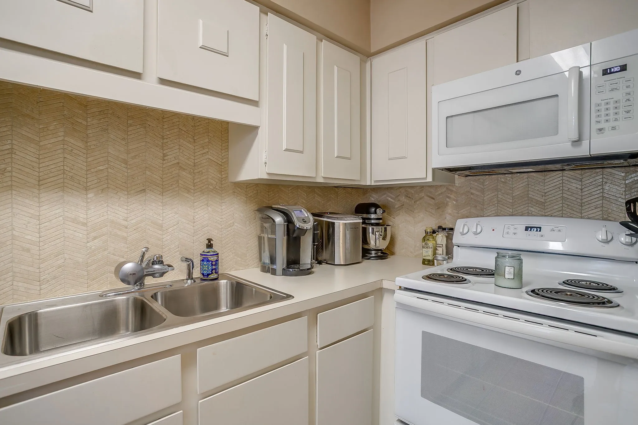 Condominium For Sale in Tarrant County , 937 Roaring Springs Road, Fort Worth, Texas 76114, 2 Bedroom, 2 Bathroom, Garage spaces, 1,042 Sqft, built in 1970, mls#21338527, Real Estate Agent in Fort Worth, Homes For Sale in Tarrant county, Homes For Sale in Fort Worth, Realtor in Fort Worth Texas, Real Estate Brokerage Independent Realty Texas, Luminita Cordes Realtor