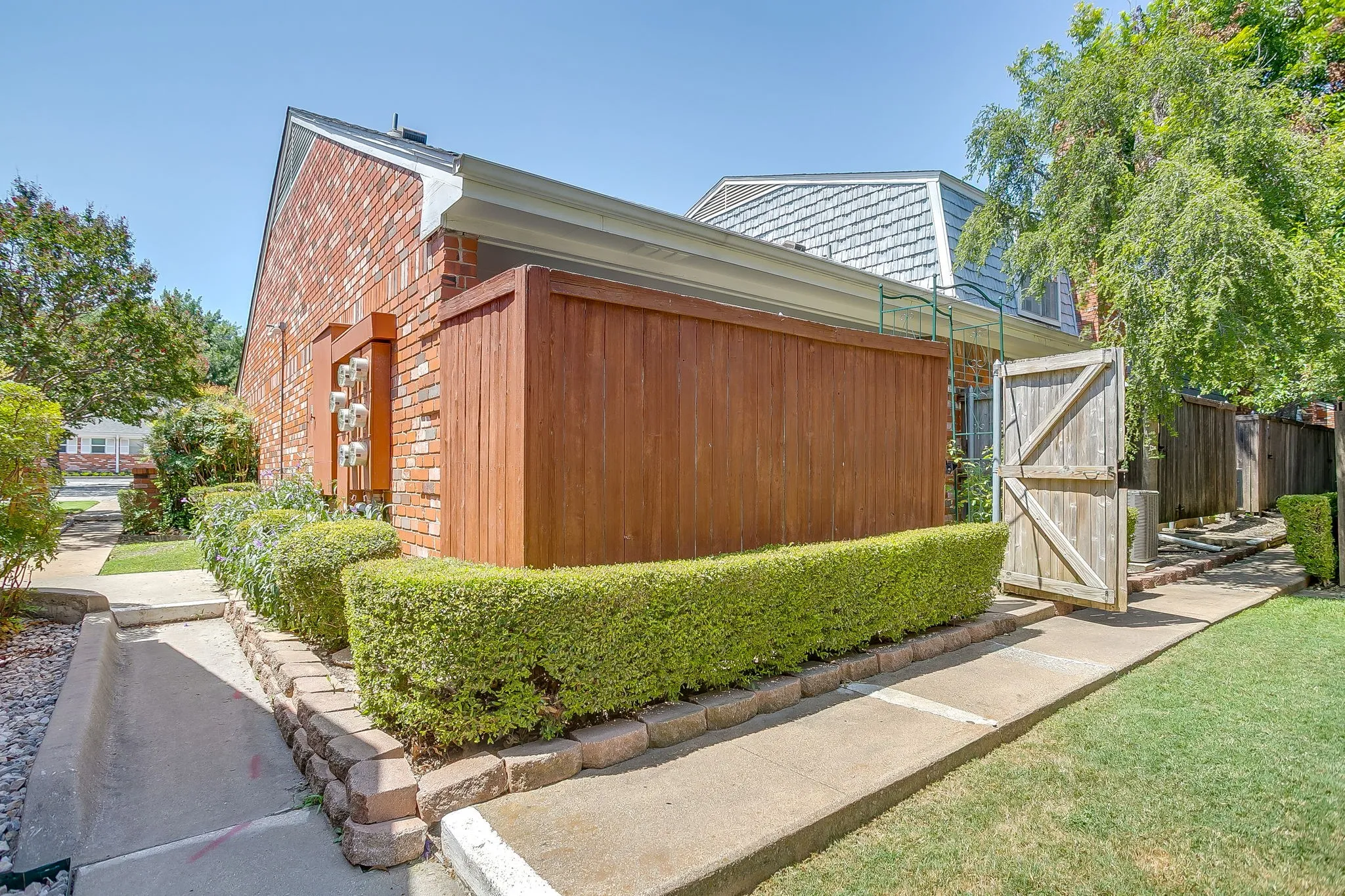Condominium For Sale in Tarrant County , 937 Roaring Springs Road, Fort Worth, Texas 76114, 2 Bedroom, 2 Bathroom, Garage spaces, 1,042 Sqft, built in 1970, mls#21338527, Real Estate Agent in Fort Worth, Homes For Sale in Tarrant county, Homes For Sale in Fort Worth, Realtor in Fort Worth Texas, Real Estate Brokerage Independent Realty Texas, Luminita Cordes Realtor