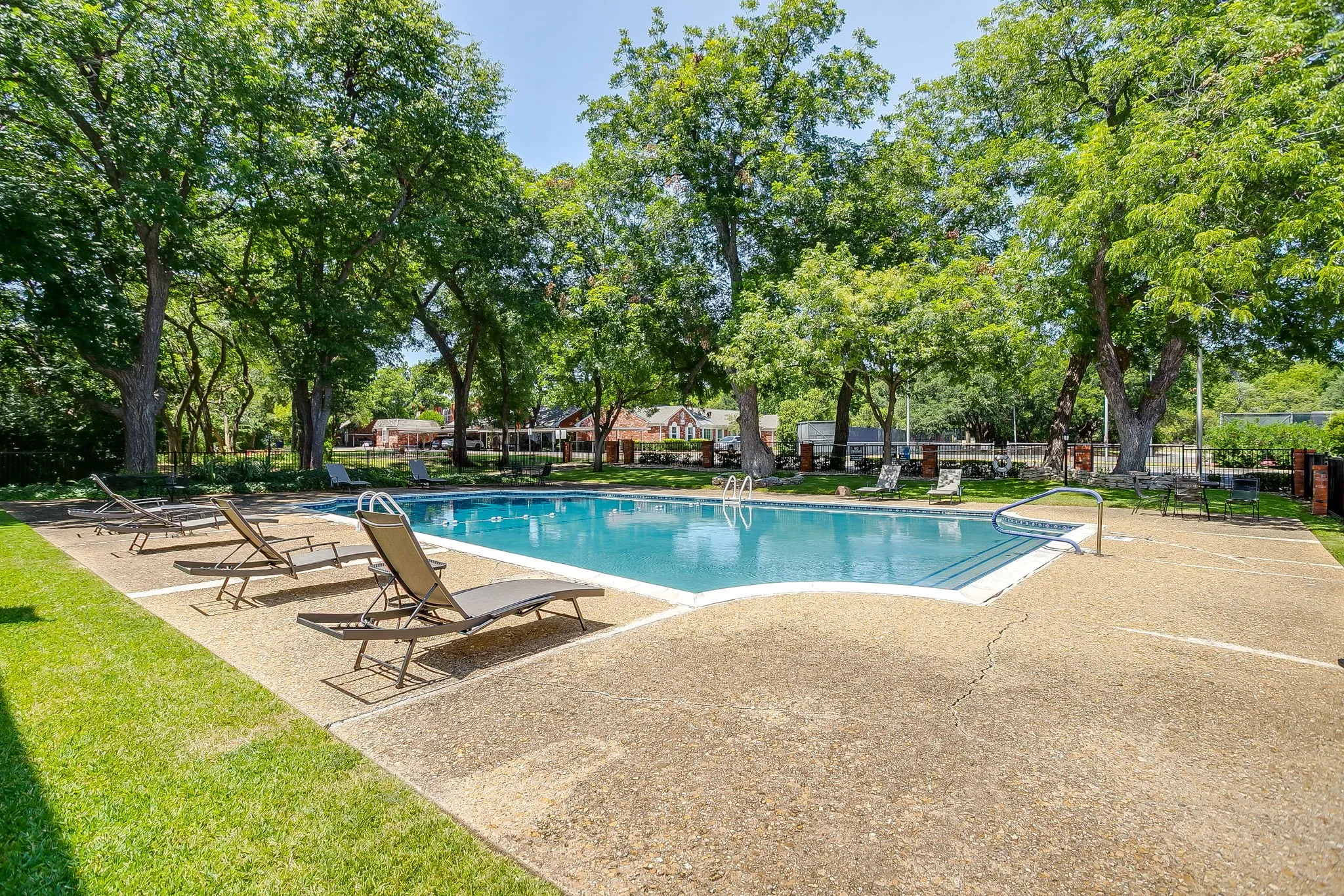 Condominium For Sale in Tarrant County , 937 Roaring Springs Road, Fort Worth, Texas 76114, 2 Bedroom, 2 Bathroom, Garage spaces, 1,042 Sqft, built in 1970, mls#21338527, Real Estate Agent in Fort Worth, Homes For Sale in Tarrant county, Homes For Sale in Fort Worth, Realtor in Fort Worth Texas, Real Estate Brokerage Independent Realty Texas, Luminita Cordes Realtor