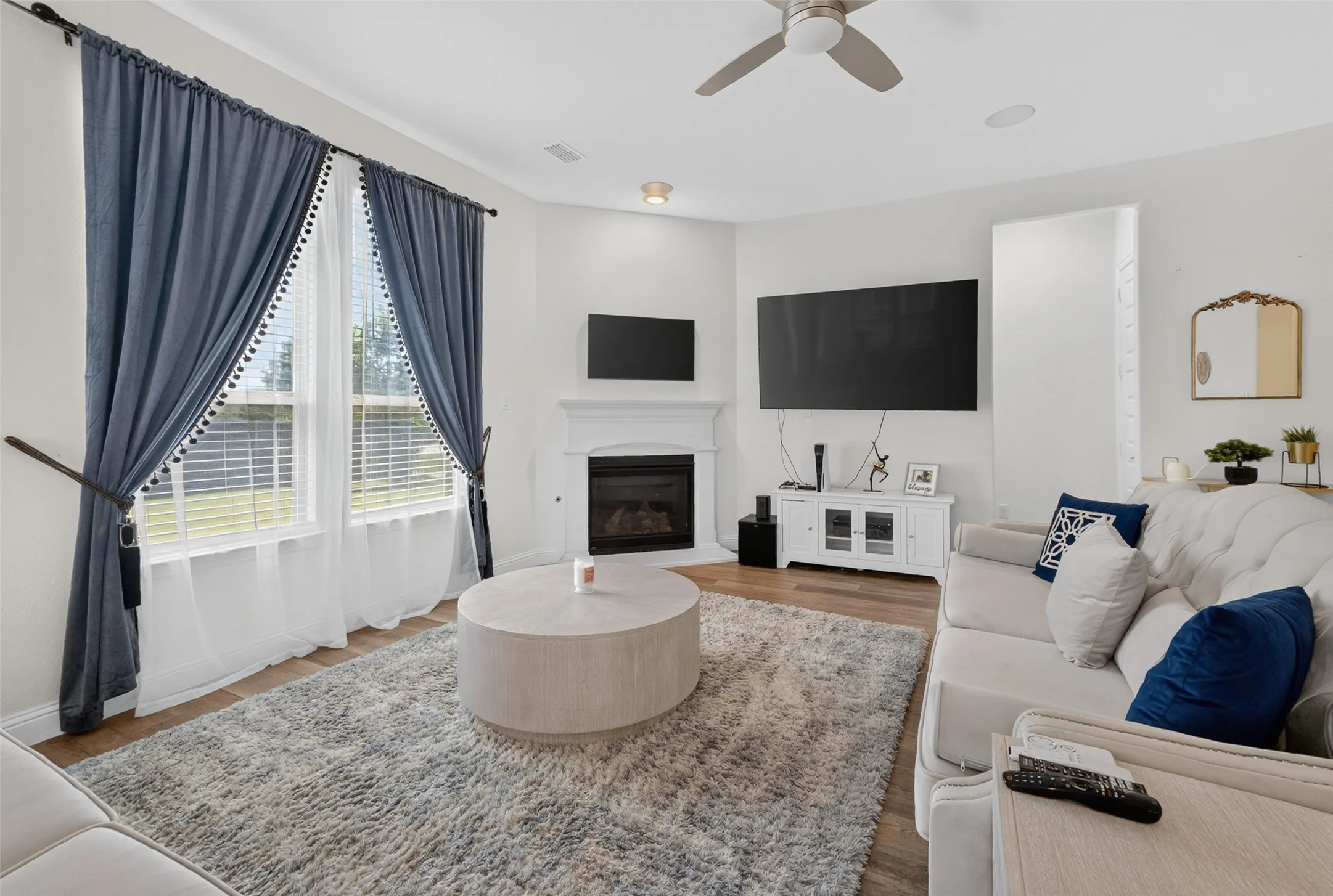 Single Family Residence For Sale in Tarrant County , 7223 Fallen Crest Lane, Arlington, Texas 76001, 3 Bedroom, 3 Bathroom, 2 Garage spaces, 2,268 Sqft, built in 2020, mls#21339514, Real Estate Agent in Arlington, Homes For Sale in Tarrant county, Homes For Sale in Arlington, Realtor in Arlington Texas, Real Estate Brokerage Independent Realty Texas, Luminita Cordes Realtor