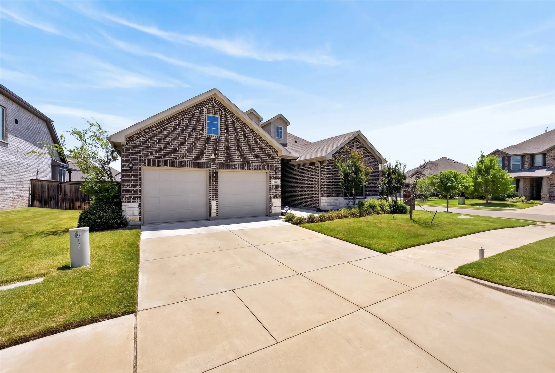 Single Family Residence For Sale in Tarrant County , 7223 Fallen Crest Lane, Arlington, Texas 76001, 3 Bedroom, 3 Bathroom, 2 Garage spaces, 2,268 Sqft, built in 2020, mls#21339514, Real Estate Agent in Arlington, Homes For Sale in Tarrant county, Homes For Sale in Arlington, Realtor in Arlington Texas, Real Estate Brokerage Independent Realty Texas, Luminita Cordes Realtor