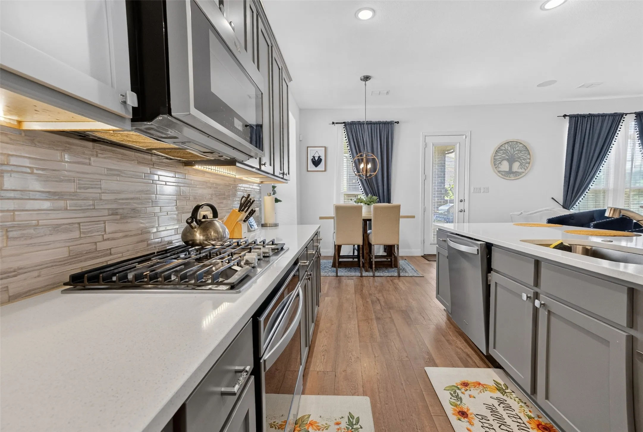 Single Family Residence For Sale in Tarrant County , 7223 Fallen Crest Lane, Arlington, Texas 76001, 3 Bedroom, 3 Bathroom, 2 Garage spaces, 2,268 Sqft, built in 2020, mls#21339514, Real Estate Agent in Arlington, Homes For Sale in Tarrant county, Homes For Sale in Arlington, Realtor in Arlington Texas, Real Estate Brokerage Independent Realty Texas, Luminita Cordes Realtor