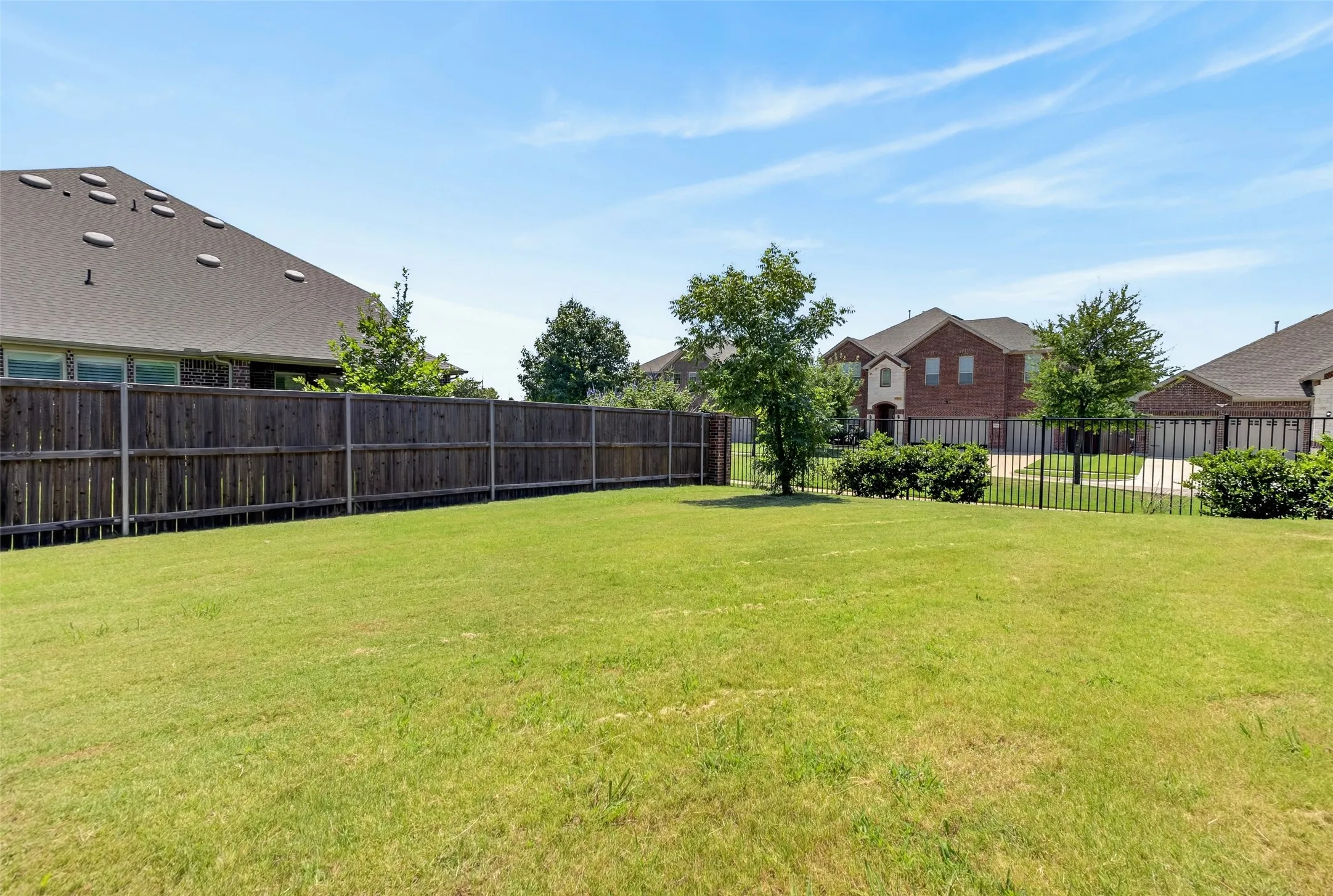 Single Family Residence For Sale in Tarrant County , 7223 Fallen Crest Lane, Arlington, Texas 76001, 3 Bedroom, 3 Bathroom, 2 Garage spaces, 2,268 Sqft, built in 2020, mls#21339514, Real Estate Agent in Arlington, Homes For Sale in Tarrant county, Homes For Sale in Arlington, Realtor in Arlington Texas, Real Estate Brokerage Independent Realty Texas, Luminita Cordes Realtor