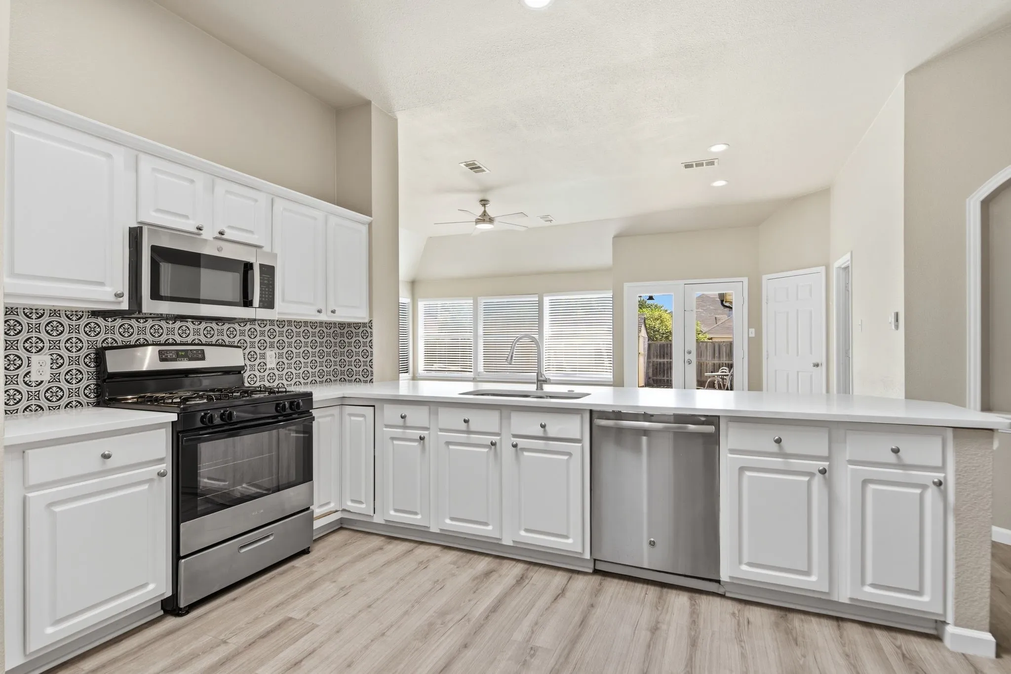 Single Family Residence For Rent in Denton County , 1237 Christopher Lane, Lewisville, Texas 75077, 3 Bedroom, 2 Bathroom, Garage spaces, 1,843 Sqft, built in 1996, mls#21338601, Real Estate Agent in Lewisville, Homes For Rent in Denton county, Homes For Rent in Lewisville, Realtor in Lewisville Texas, Real Estate Brokerage Independent Realty Texas, Luminita Cordes Realtor
