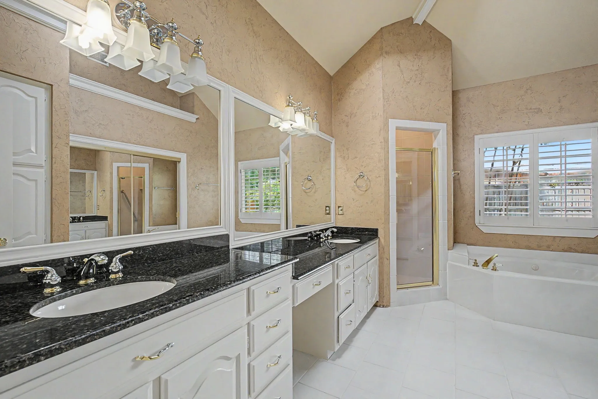 Single Family Residence For Sale in Collin County , 1807 Lakeshore Court, Mc Kinney, Texas 75072, 3 Bedroom, 3 Bathroom, 2 Garage spaces, 2,611 Sqft, built in 1985, mls#21337624, Real Estate Agent in Mc Kinney, Homes For Sale in Collin county, Homes For Sale in Mc Kinney, Realtor in Mc Kinney Texas, Real Estate Brokerage Independent Realty Texas, Luminita Cordes Realtor