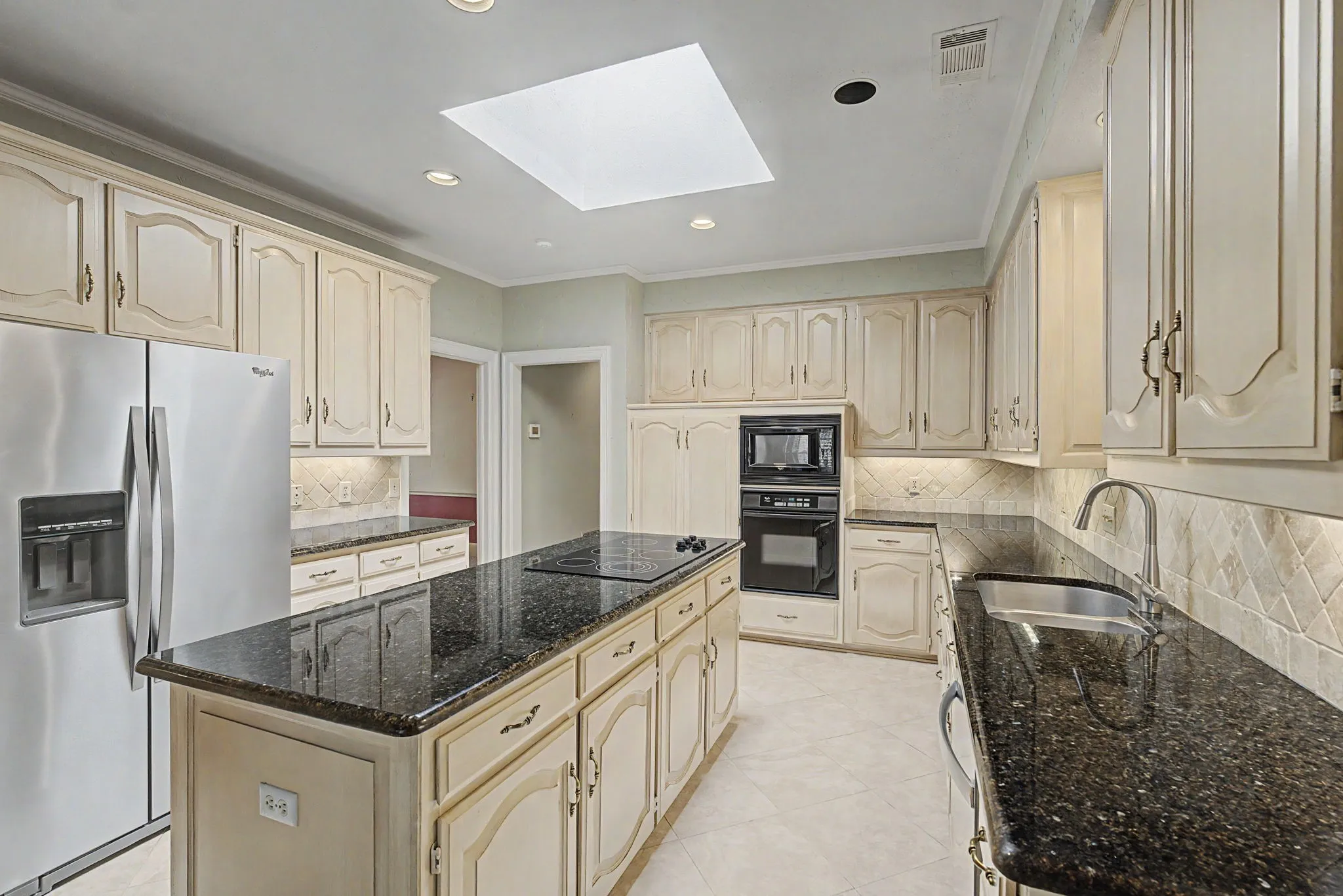 Single Family Residence For Sale in Collin County , 1807 Lakeshore Court, Mc Kinney, Texas 75072, 3 Bedroom, 3 Bathroom, 2 Garage spaces, 2,611 Sqft, built in 1985, mls#21337624, Real Estate Agent in Mc Kinney, Homes For Sale in Collin county, Homes For Sale in Mc Kinney, Realtor in Mc Kinney Texas, Real Estate Brokerage Independent Realty Texas, Luminita Cordes Realtor