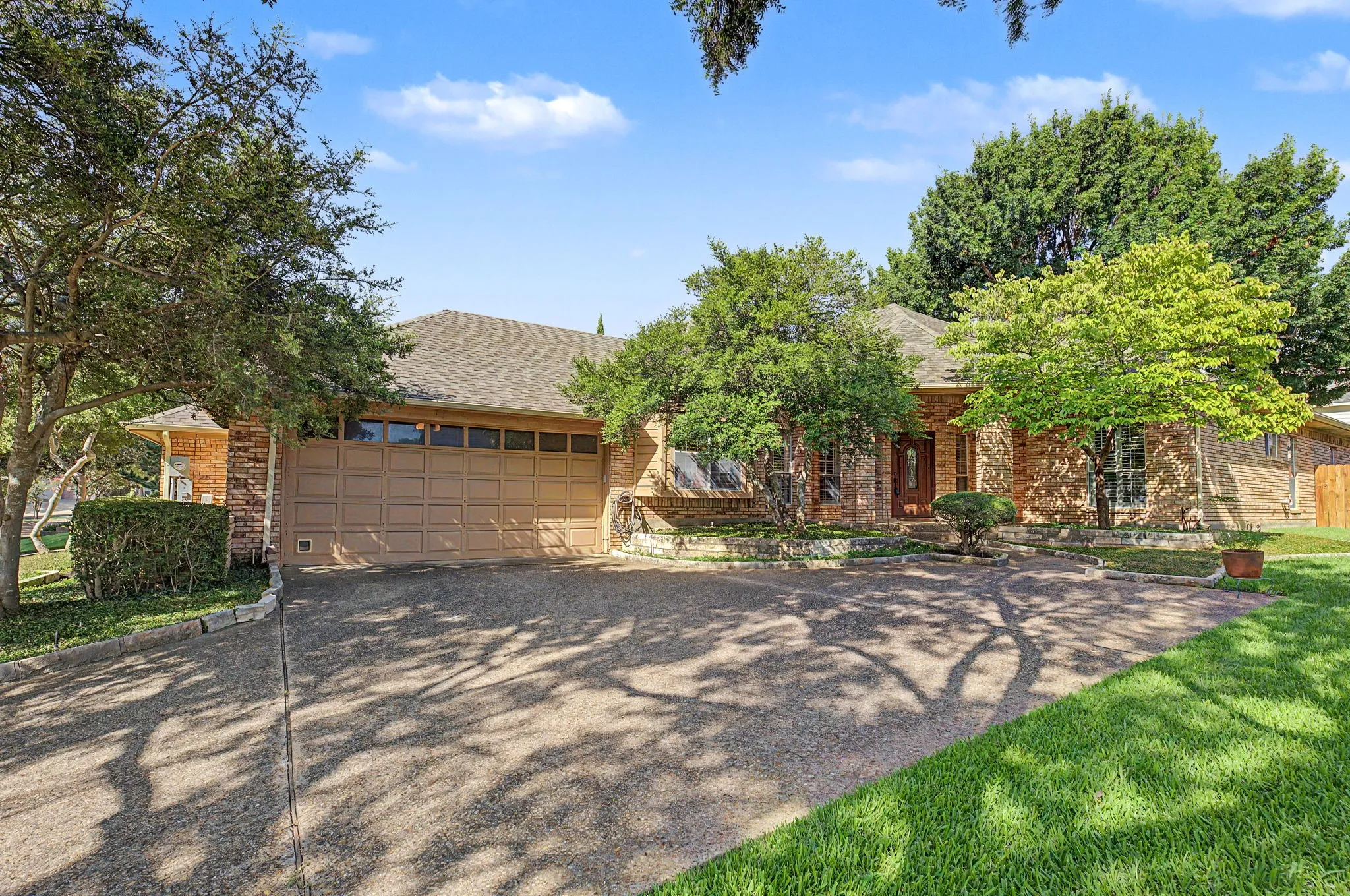 Single Family Residence For Sale in Collin County , 1807 Lakeshore Court, Mc Kinney, Texas 75072, 3 Bedroom, 3 Bathroom, 2 Garage spaces, 2,611 Sqft, built in 1985, mls#21337624, Real Estate Agent in Mc Kinney, Homes For Sale in Collin county, Homes For Sale in Mc Kinney, Realtor in Mc Kinney Texas, Real Estate Brokerage Independent Realty Texas, Luminita Cordes Realtor