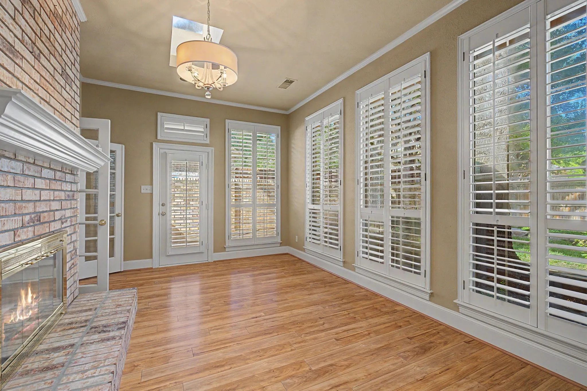 Single Family Residence For Sale in Collin County , 1807 Lakeshore Court, Mc Kinney, Texas 75072, 3 Bedroom, 3 Bathroom, 2 Garage spaces, 2,611 Sqft, built in 1985, mls#21337624, Real Estate Agent in Mc Kinney, Homes For Sale in Collin county, Homes For Sale in Mc Kinney, Realtor in Mc Kinney Texas, Real Estate Brokerage Independent Realty Texas, Luminita Cordes Realtor