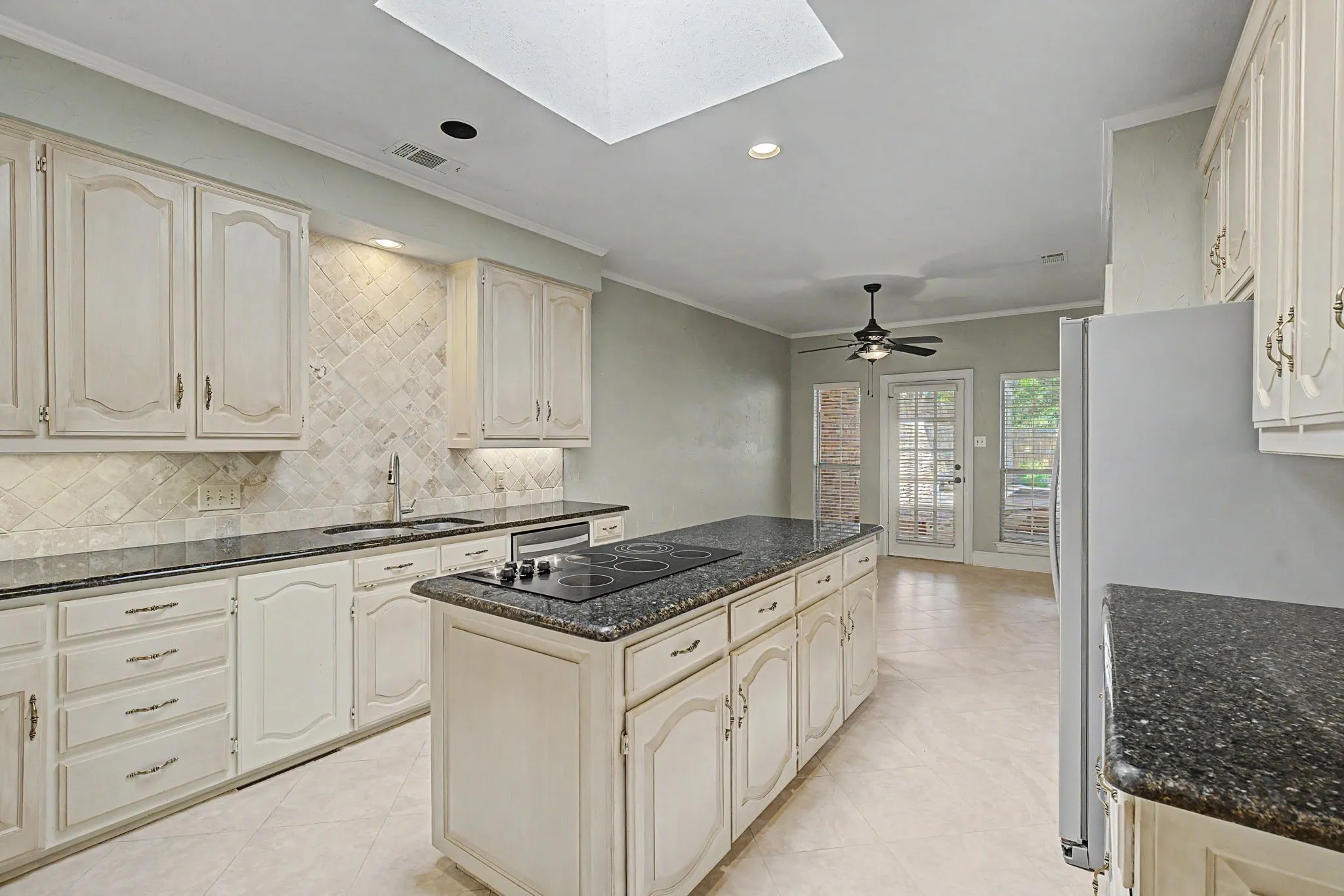 Single Family Residence For Sale in Collin County , 1807 Lakeshore Court, Mc Kinney, Texas 75072, 3 Bedroom, 3 Bathroom, 2 Garage spaces, 2,611 Sqft, built in 1985, mls#21337624, Real Estate Agent in Mc Kinney, Homes For Sale in Collin county, Homes For Sale in Mc Kinney, Realtor in Mc Kinney Texas, Real Estate Brokerage Independent Realty Texas, Luminita Cordes Realtor