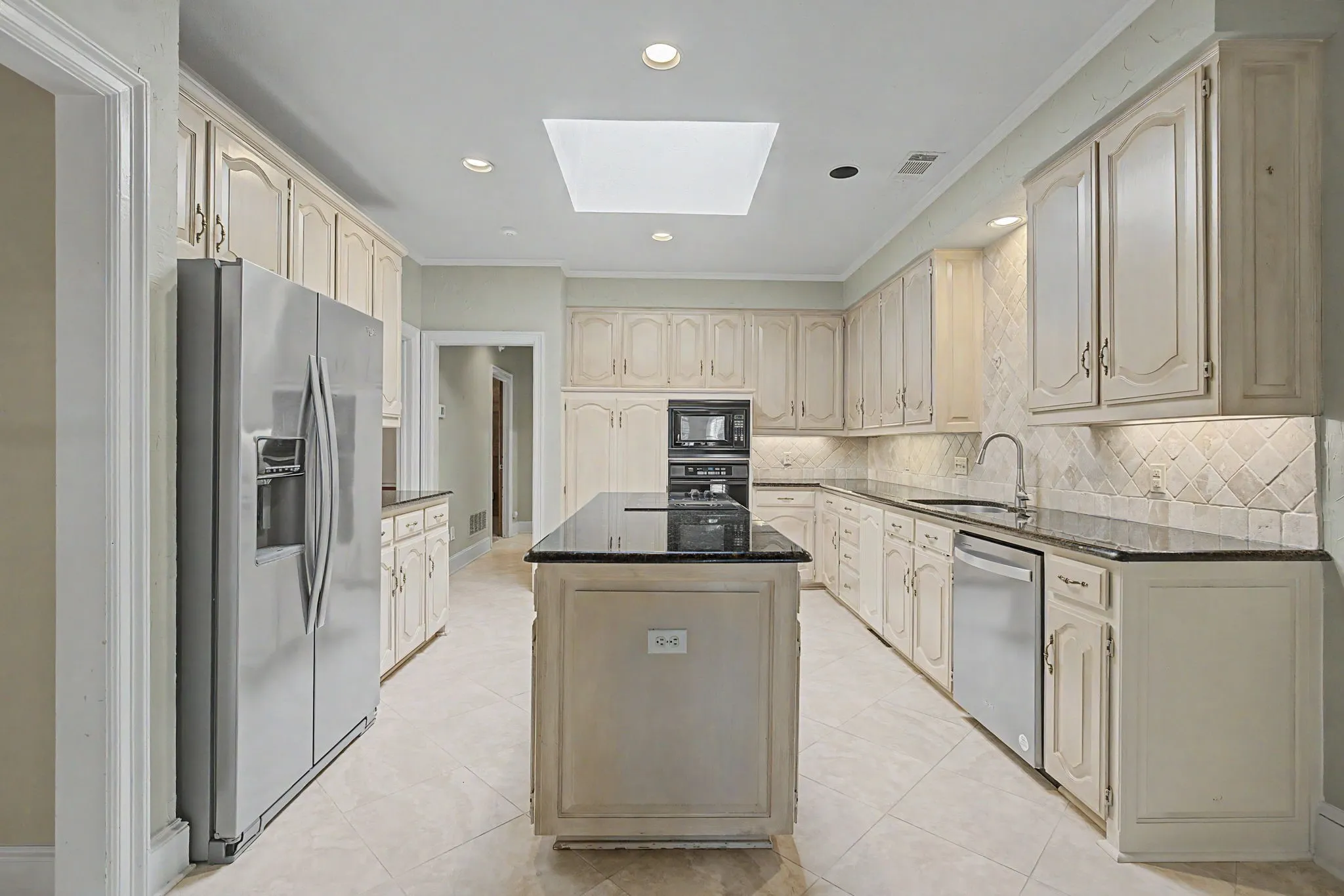 Single Family Residence For Sale in Collin County , 1807 Lakeshore Court, Mc Kinney, Texas 75072, 3 Bedroom, 3 Bathroom, 2 Garage spaces, 2,611 Sqft, built in 1985, mls#21337624, Real Estate Agent in Mc Kinney, Homes For Sale in Collin county, Homes For Sale in Mc Kinney, Realtor in Mc Kinney Texas, Real Estate Brokerage Independent Realty Texas, Luminita Cordes Realtor
