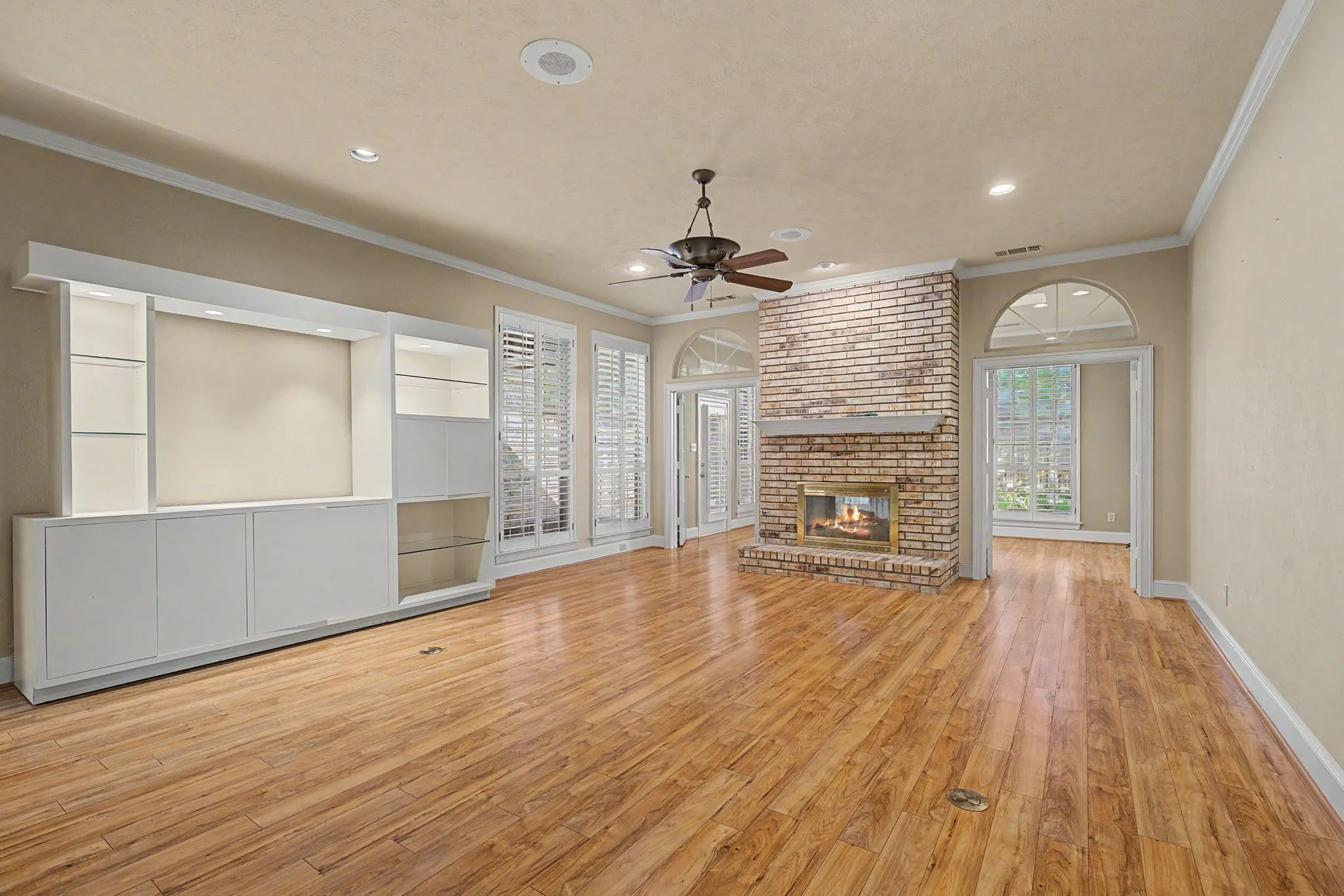 Single Family Residence For Sale in Collin County , 1807 Lakeshore Court, Mc Kinney, Texas 75072, 3 Bedroom, 3 Bathroom, 2 Garage spaces, 2,611 Sqft, built in 1985, mls#21337624, Real Estate Agent in Mc Kinney, Homes For Sale in Collin county, Homes For Sale in Mc Kinney, Realtor in Mc Kinney Texas, Real Estate Brokerage Independent Realty Texas, Luminita Cordes Realtor