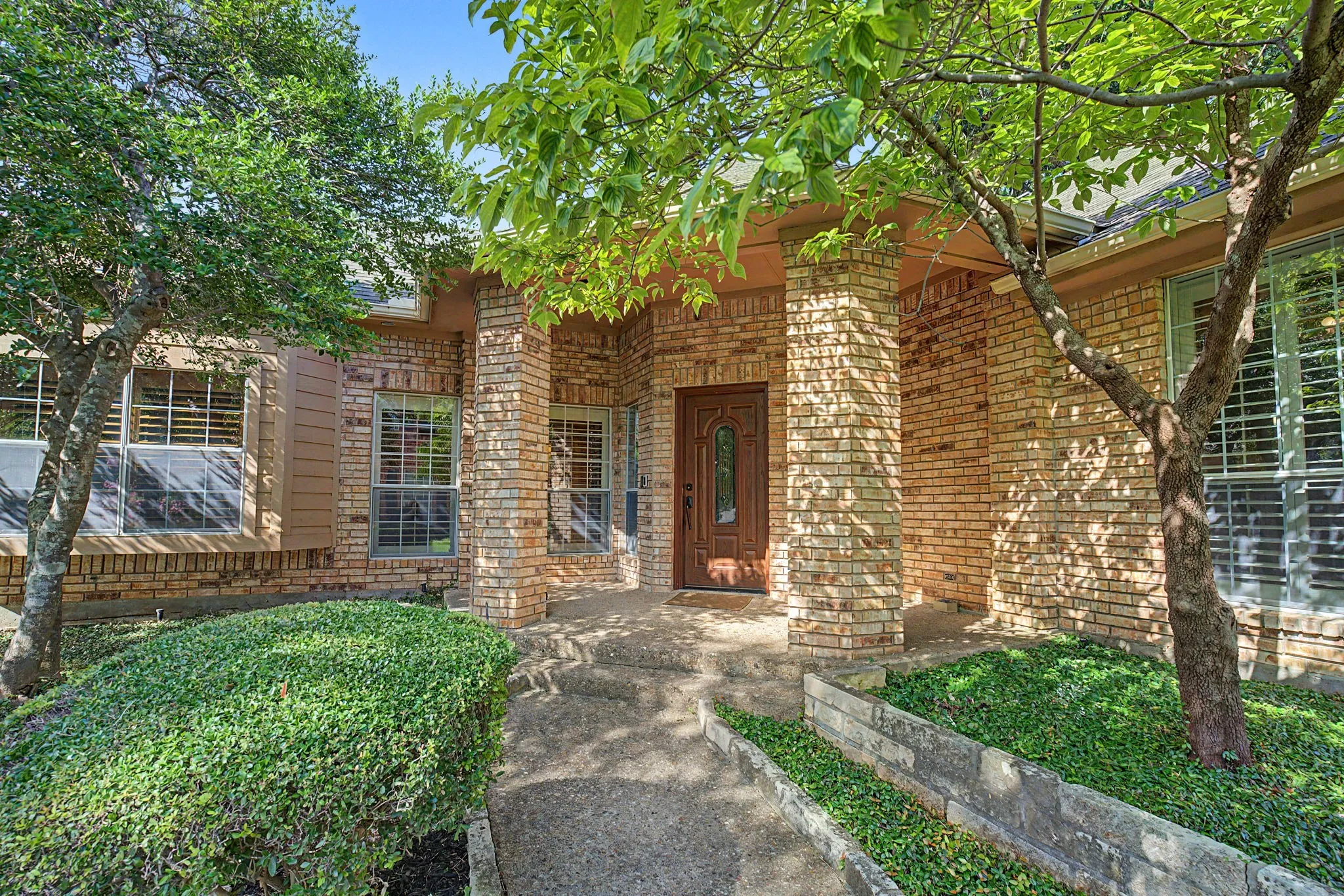 Single Family Residence For Sale in Collin County , 1807 Lakeshore Court, Mc Kinney, Texas 75072, 3 Bedroom, 3 Bathroom, 2 Garage spaces, 2,611 Sqft, built in 1985, mls#21337624, Real Estate Agent in Mc Kinney, Homes For Sale in Collin county, Homes For Sale in Mc Kinney, Realtor in Mc Kinney Texas, Real Estate Brokerage Independent Realty Texas, Luminita Cordes Realtor