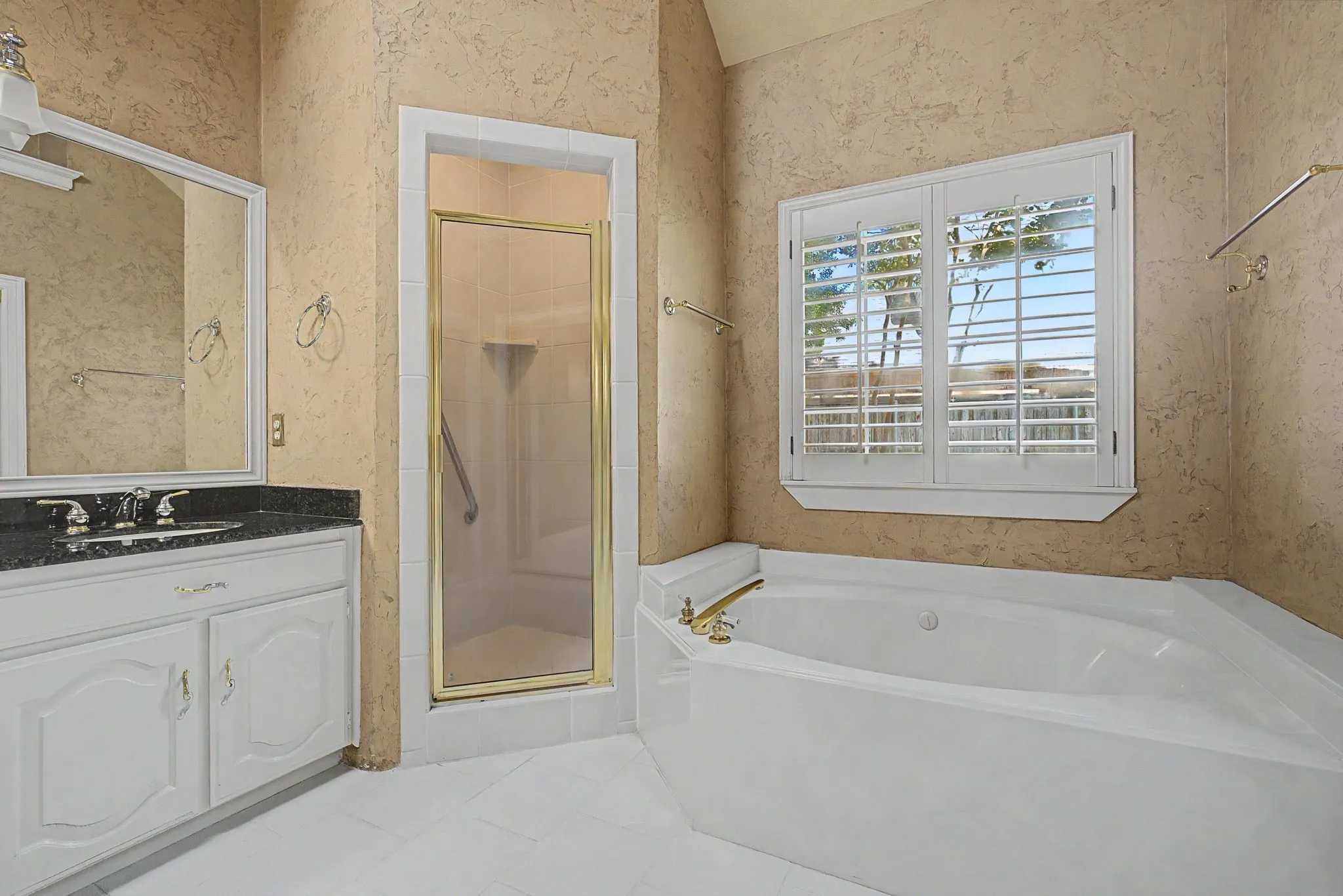 Single Family Residence For Sale in Collin County , 1807 Lakeshore Court, Mc Kinney, Texas 75072, 3 Bedroom, 3 Bathroom, 2 Garage spaces, 2,611 Sqft, built in 1985, mls#21337624, Real Estate Agent in Mc Kinney, Homes For Sale in Collin county, Homes For Sale in Mc Kinney, Realtor in Mc Kinney Texas, Real Estate Brokerage Independent Realty Texas, Luminita Cordes Realtor