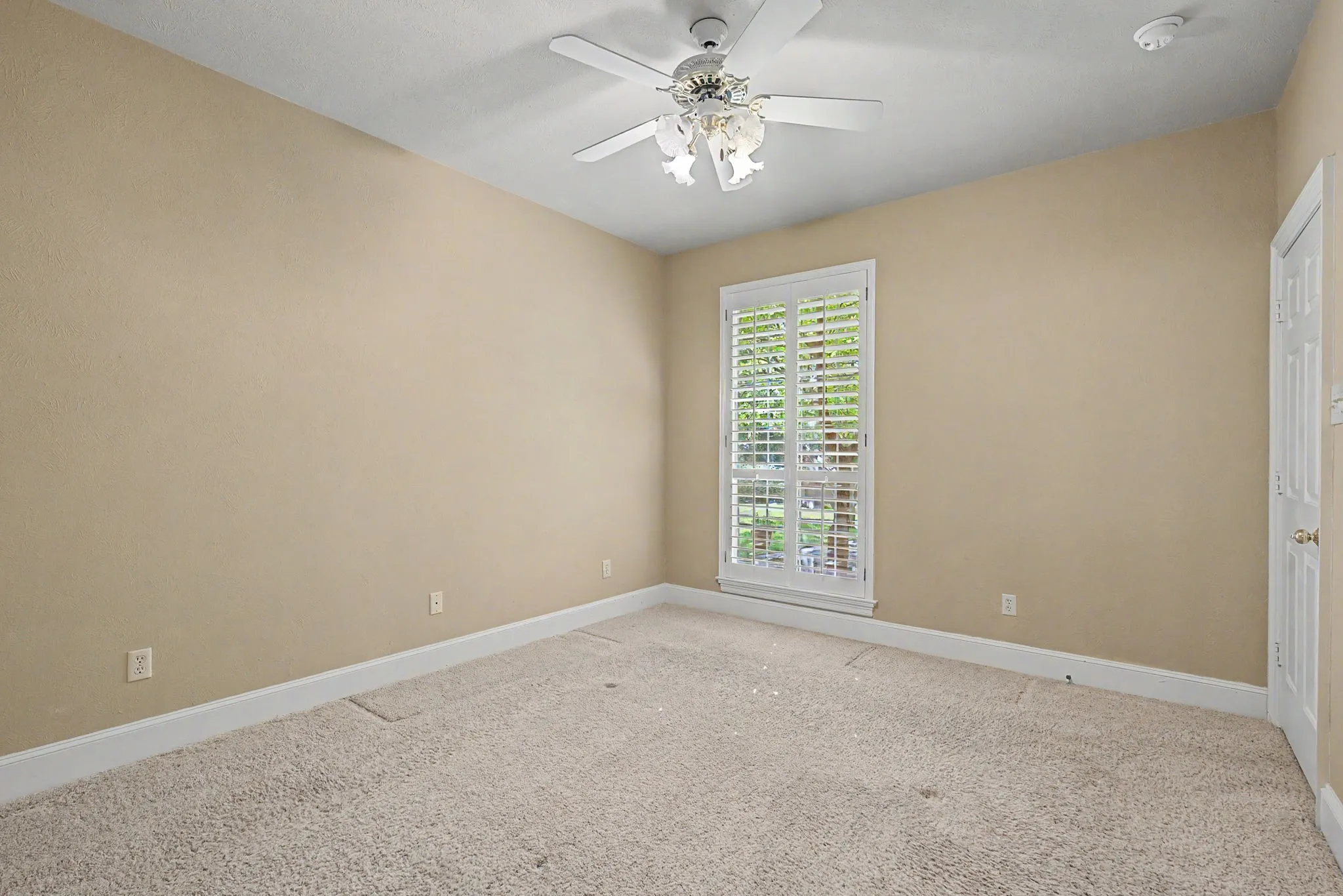 Single Family Residence For Sale in Collin County , 1807 Lakeshore Court, Mc Kinney, Texas 75072, 3 Bedroom, 3 Bathroom, 2 Garage spaces, 2,611 Sqft, built in 1985, mls#21337624, Real Estate Agent in Mc Kinney, Homes For Sale in Collin county, Homes For Sale in Mc Kinney, Realtor in Mc Kinney Texas, Real Estate Brokerage Independent Realty Texas, Luminita Cordes Realtor