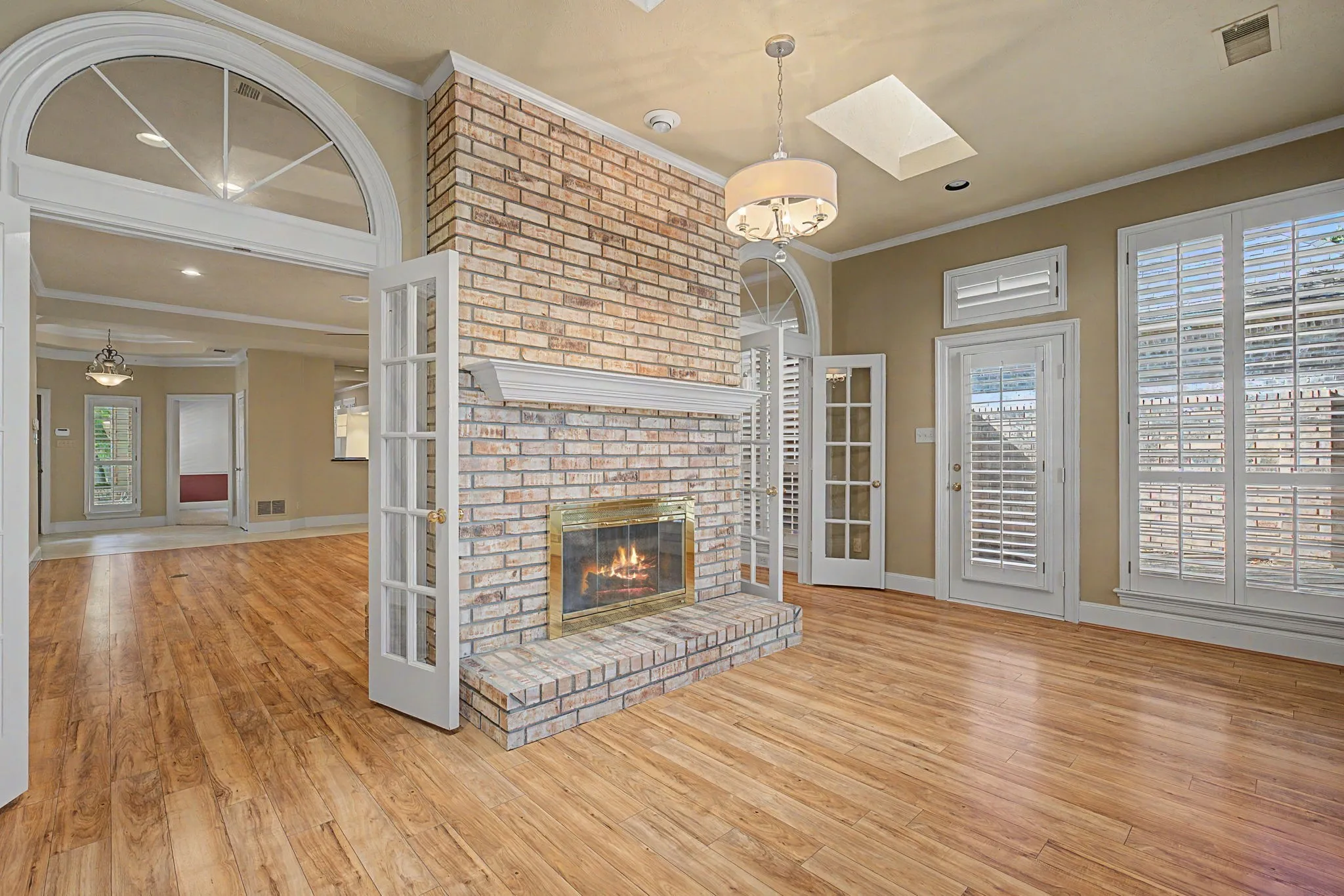 Single Family Residence For Sale in Collin County , 1807 Lakeshore Court, Mc Kinney, Texas 75072, 3 Bedroom, 3 Bathroom, 2 Garage spaces, 2,611 Sqft, built in 1985, mls#21337624, Real Estate Agent in Mc Kinney, Homes For Sale in Collin county, Homes For Sale in Mc Kinney, Realtor in Mc Kinney Texas, Real Estate Brokerage Independent Realty Texas, Luminita Cordes Realtor