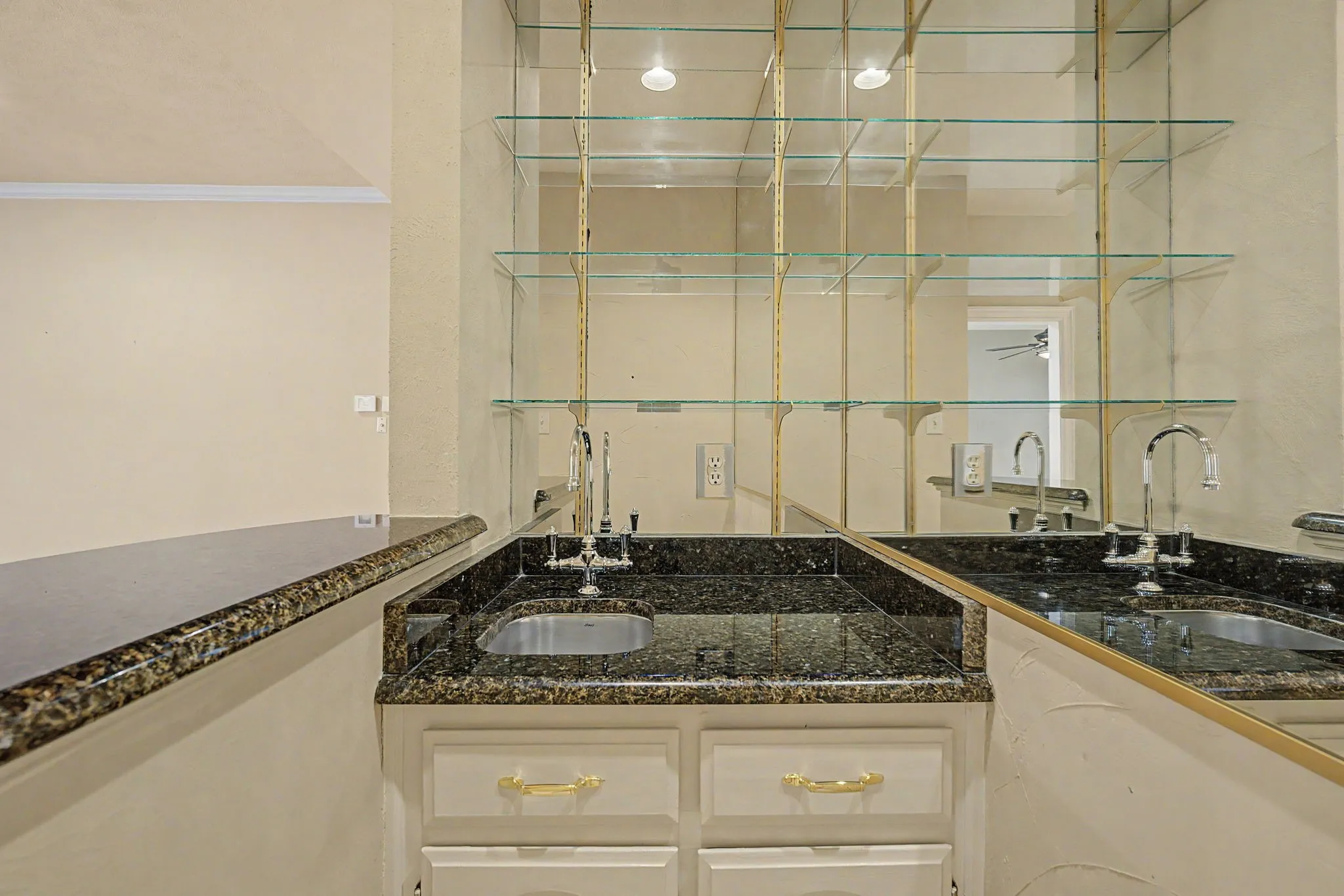 Single Family Residence For Sale in Collin County , 1807 Lakeshore Court, Mc Kinney, Texas 75072, 3 Bedroom, 3 Bathroom, 2 Garage spaces, 2,611 Sqft, built in 1985, mls#21337624, Real Estate Agent in Mc Kinney, Homes For Sale in Collin county, Homes For Sale in Mc Kinney, Realtor in Mc Kinney Texas, Real Estate Brokerage Independent Realty Texas, Luminita Cordes Realtor