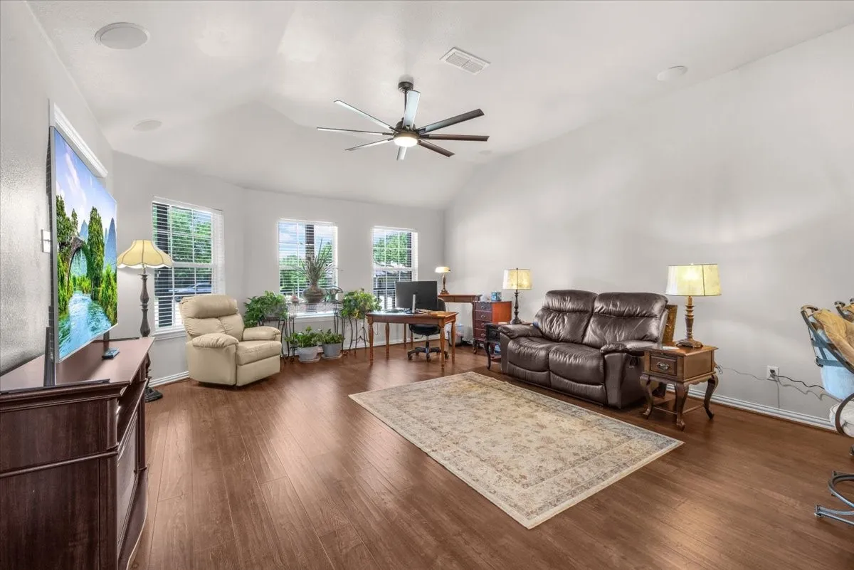 Single Family Residence For Sale in Hood County , 1013 Teresa Court, Granbury, Texas 76048, 2 Bedroom, 2 Bathroom, 2 Garage spaces, 1,519 Sqft, built in 2003, mls#21340502, Real Estate Agent in Granbury, Homes For Sale in Hood county, Homes For Sale in Granbury, Realtor in Granbury Texas, Real Estate Brokerage Independent Realty Texas, Luminita Cordes Realtor