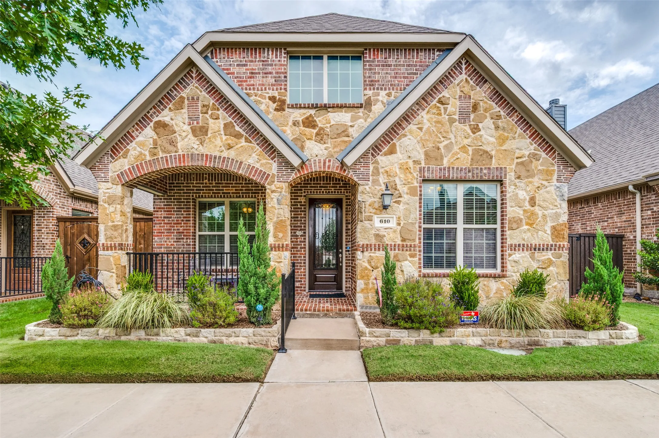 Single Family Residence For Sale in Denton County , 610 Enfield Drive, Frisco, Texas 75036, 4 Bedroom, 3 Bathroom, 2 Garage spaces, 2,704 Sqft, built in 2016, mls#21338222, Real Estate Agent in Frisco, Homes For Sale in Denton county, Homes For Sale in Frisco, Realtor in Frisco Texas, Real Estate Brokerage Independent Realty Texas, Luminita Cordes Realtor