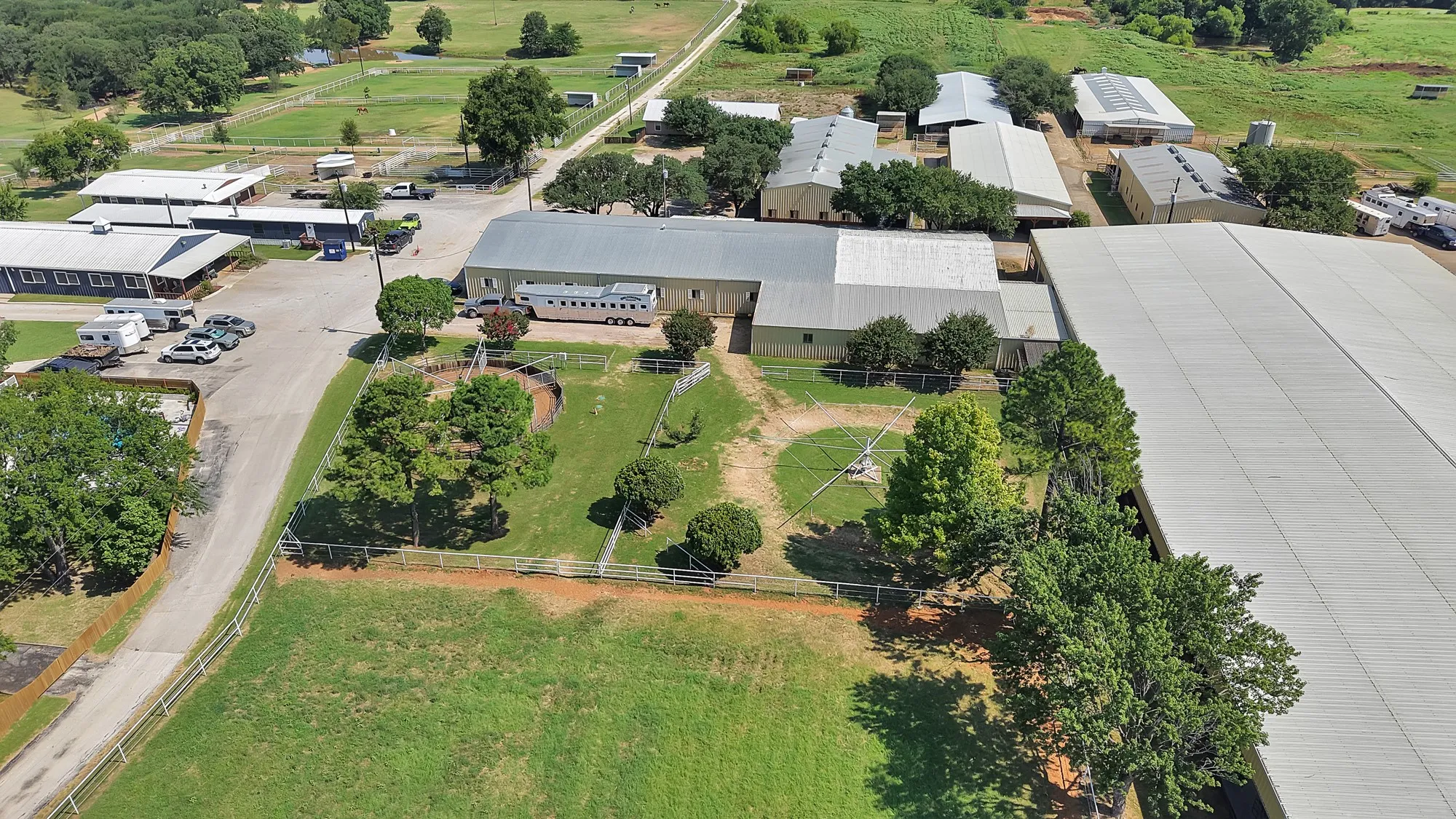 Farm For Sale in Grayson County , 15135 E Fm 922, Tioga, Texas 76271, 3 Bedroom, 2 Bathroom, 3 Garage spaces, 3,059 Sqft, built in 1999, mls#21325933, Real Estate Agent in Tioga, Homes For Sale in Grayson county, Homes For Sale in Tioga, Realtor in Tioga Texas, Real Estate Brokerage Independent Realty Texas, Luminita Cordes Realtor