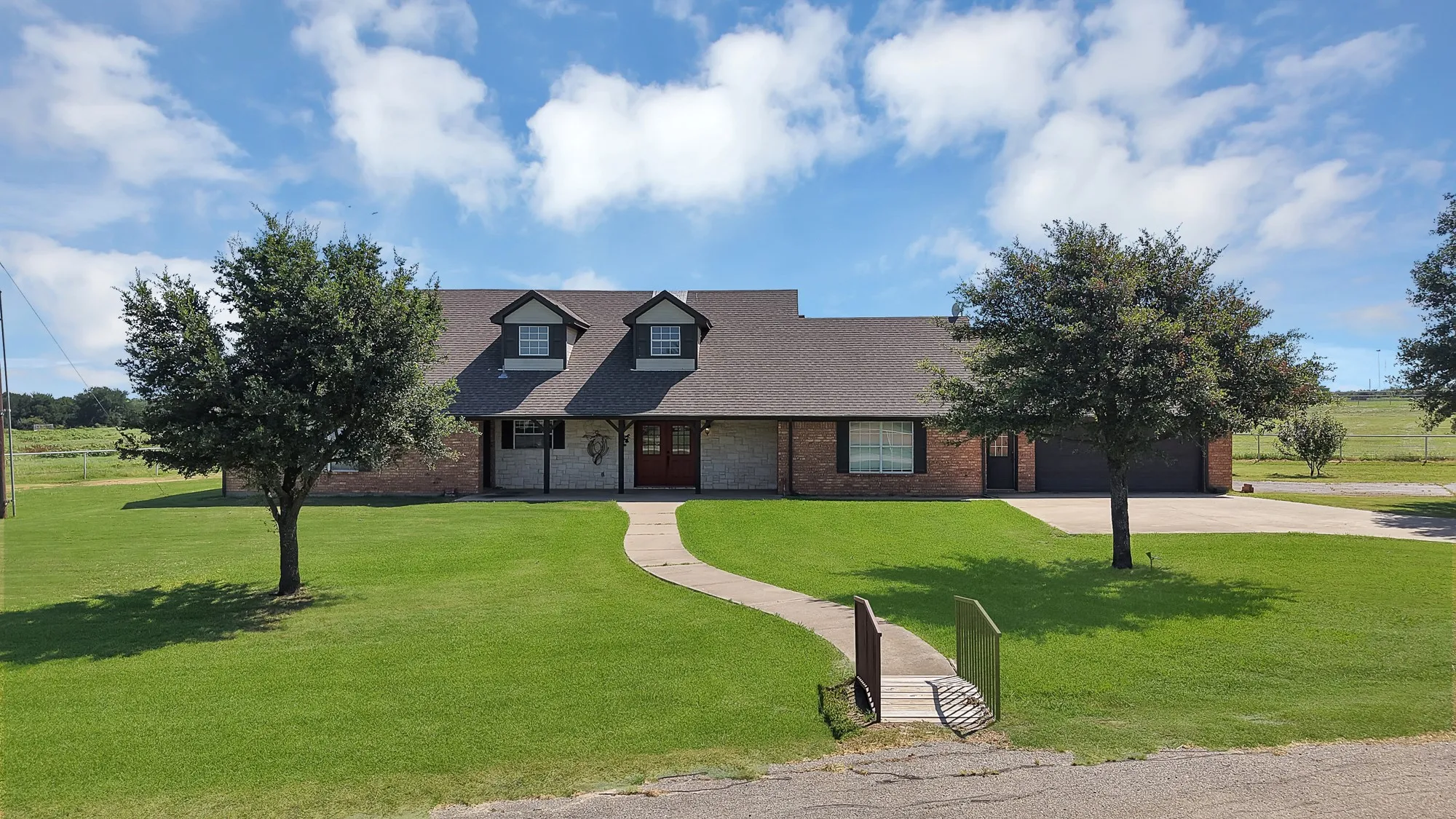 Farm For Sale in Grayson County , 15135 E Fm 922, Tioga, Texas 76271, 3 Bedroom, 2 Bathroom, 3 Garage spaces, 3,059 Sqft, built in 1999, mls#21325933, Real Estate Agent in Tioga, Homes For Sale in Grayson county, Homes For Sale in Tioga, Realtor in Tioga Texas, Real Estate Brokerage Independent Realty Texas, Luminita Cordes Realtor