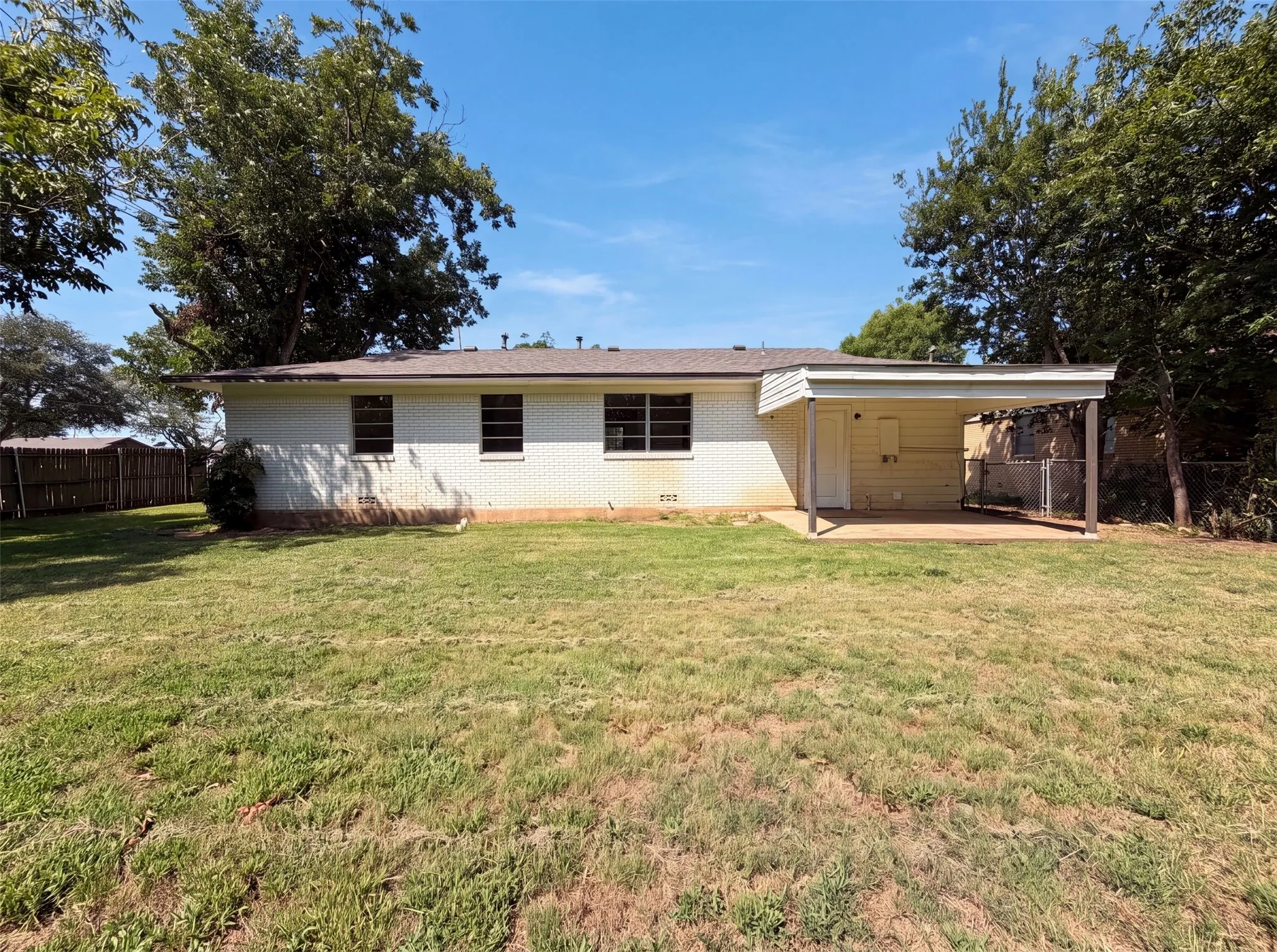 Single Family Residence For Sale in Johnson County , 1213 S Ridgeway Drive, Cleburne, Texas 76033, 3 Bedroom, 2 Bathroom, 1 Garage spaces, 999 Sqft, built in 1960, mls#21340601, Real Estate Agent in Cleburne, Homes For Sale in Johnson county, Homes For Sale in Cleburne, Realtor in Cleburne Texas, Real Estate Brokerage Independent Realty Texas, Luminita Cordes Realtor