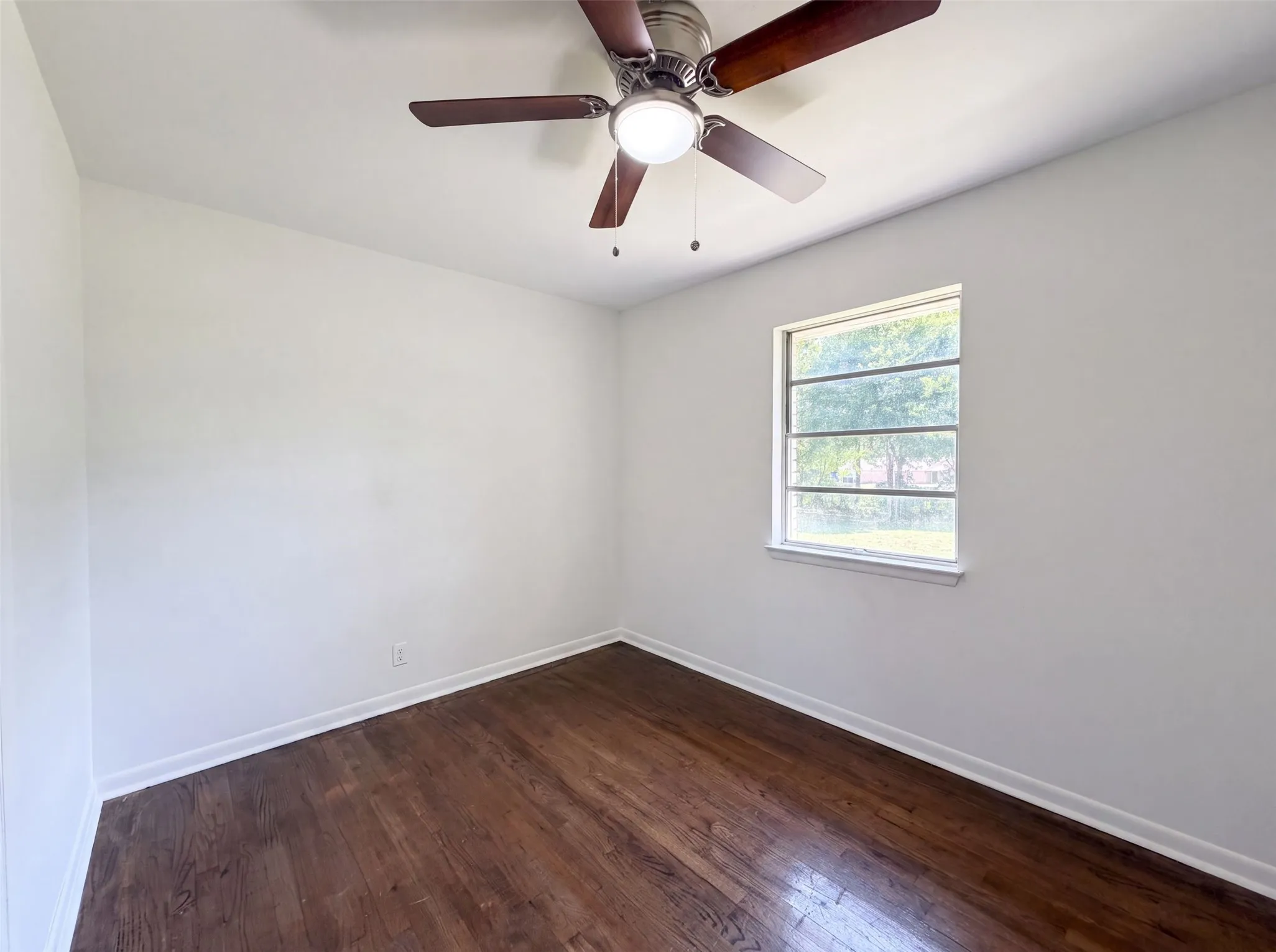 Single Family Residence For Sale in Johnson County , 1213 S Ridgeway Drive, Cleburne, Texas 76033, 3 Bedroom, 2 Bathroom, 1 Garage spaces, 999 Sqft, built in 1960, mls#21340601, Real Estate Agent in Cleburne, Homes For Sale in Johnson county, Homes For Sale in Cleburne, Realtor in Cleburne Texas, Real Estate Brokerage Independent Realty Texas, Luminita Cordes Realtor
