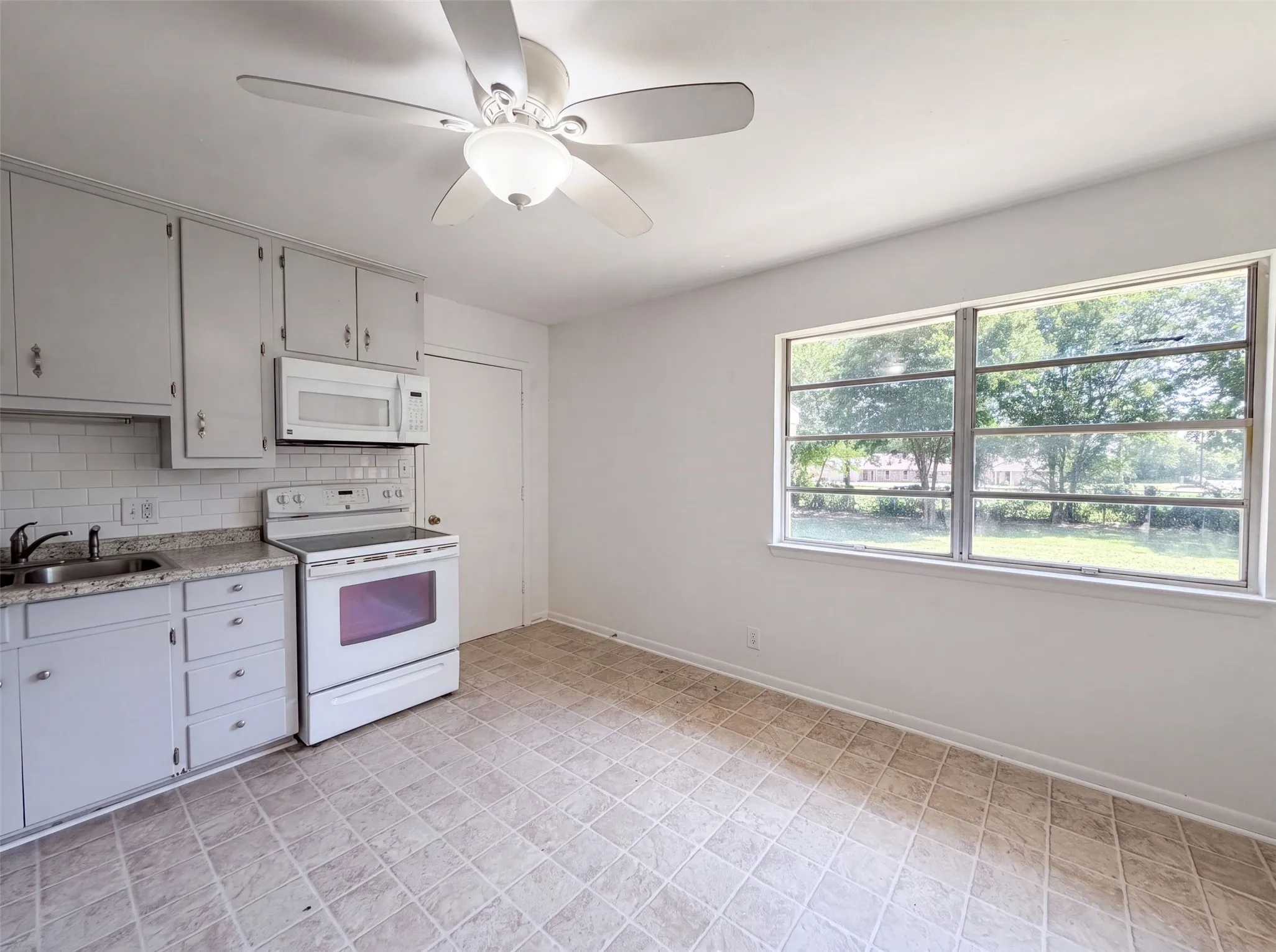 Single Family Residence For Sale in Johnson County , 1213 S Ridgeway Drive, Cleburne, Texas 76033, 3 Bedroom, 2 Bathroom, 1 Garage spaces, 999 Sqft, built in 1960, mls#21340601, Real Estate Agent in Cleburne, Homes For Sale in Johnson county, Homes For Sale in Cleburne, Realtor in Cleburne Texas, Real Estate Brokerage Independent Realty Texas, Luminita Cordes Realtor