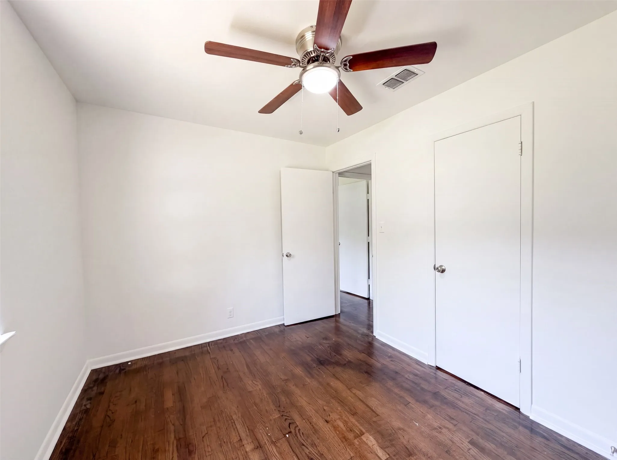 Single Family Residence For Sale in Johnson County , 1213 S Ridgeway Drive, Cleburne, Texas 76033, 3 Bedroom, 2 Bathroom, 1 Garage spaces, 999 Sqft, built in 1960, mls#21340601, Real Estate Agent in Cleburne, Homes For Sale in Johnson county, Homes For Sale in Cleburne, Realtor in Cleburne Texas, Real Estate Brokerage Independent Realty Texas, Luminita Cordes Realtor