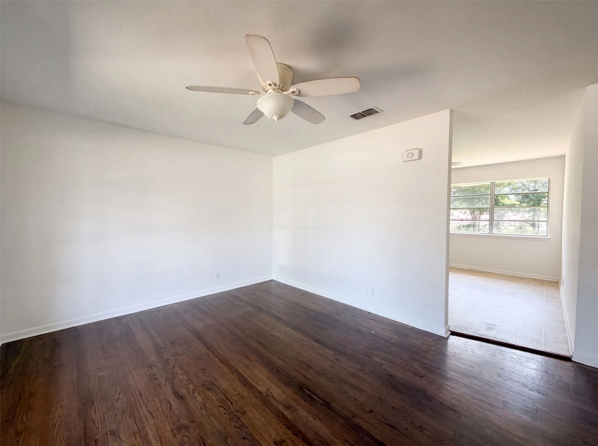 Single Family Residence For Sale in Johnson County , 1213 S Ridgeway Drive, Cleburne, Texas 76033, 3 Bedroom, 2 Bathroom, 1 Garage spaces, 999 Sqft, built in 1960, mls#21340601, Real Estate Agent in Cleburne, Homes For Sale in Johnson county, Homes For Sale in Cleburne, Realtor in Cleburne Texas, Real Estate Brokerage Independent Realty Texas, Luminita Cordes Realtor