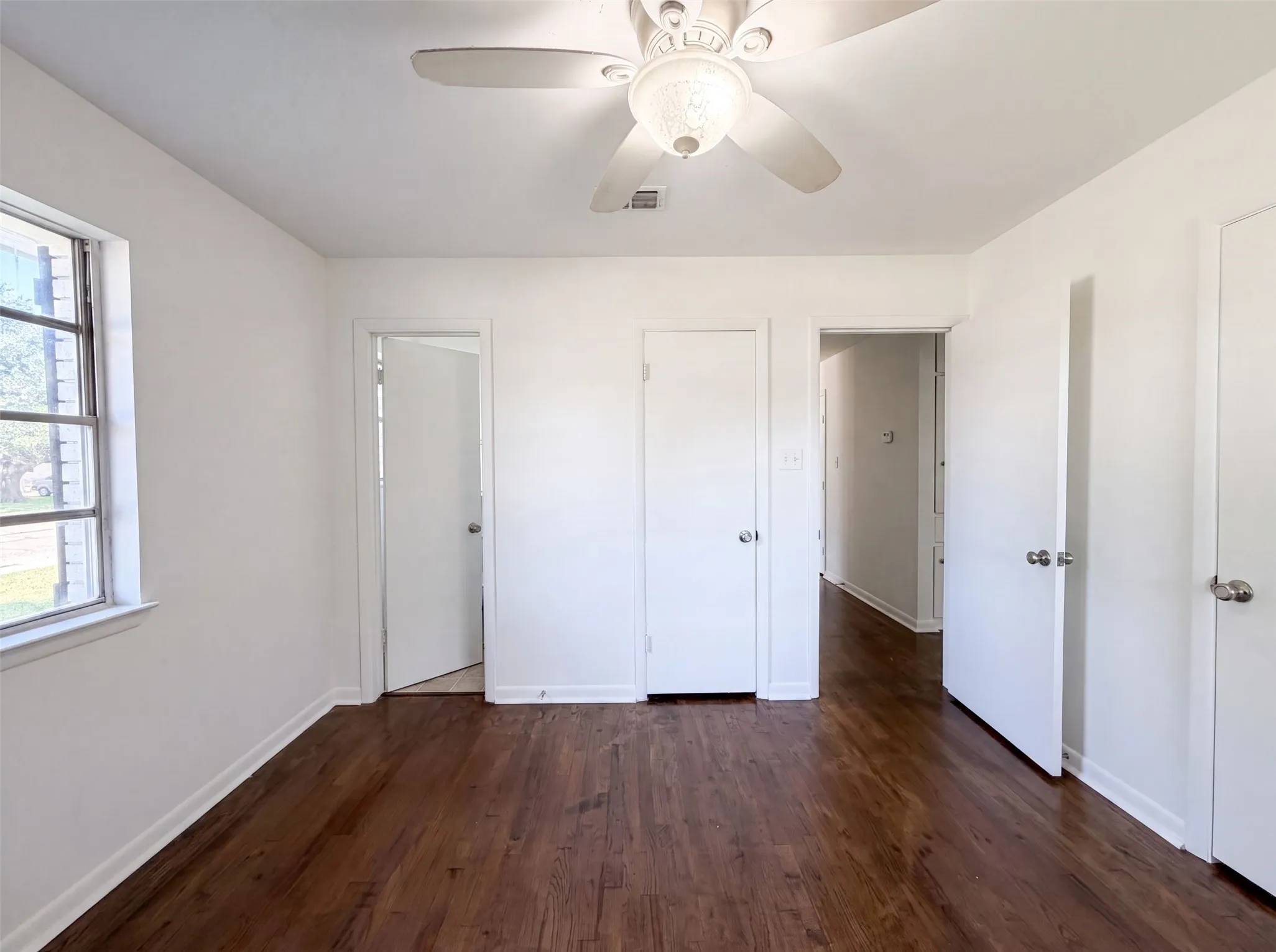 Single Family Residence For Sale in Johnson County , 1213 S Ridgeway Drive, Cleburne, Texas 76033, 3 Bedroom, 2 Bathroom, 1 Garage spaces, 999 Sqft, built in 1960, mls#21340601, Real Estate Agent in Cleburne, Homes For Sale in Johnson county, Homes For Sale in Cleburne, Realtor in Cleburne Texas, Real Estate Brokerage Independent Realty Texas, Luminita Cordes Realtor