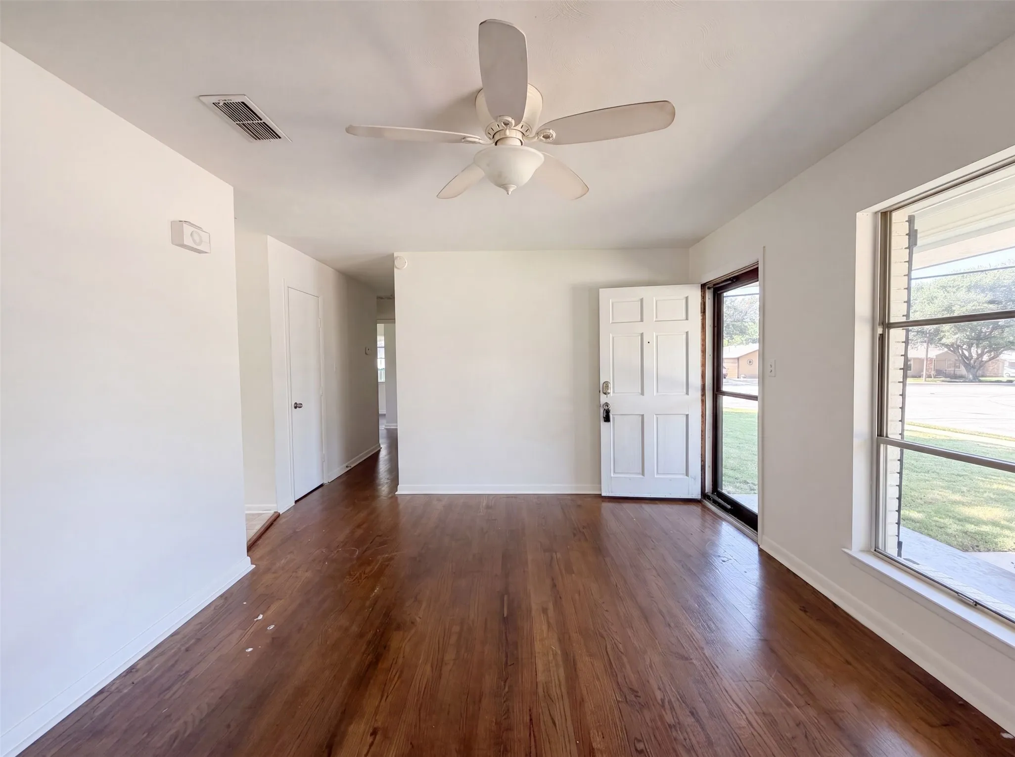 Single Family Residence For Sale in Johnson County , 1213 S Ridgeway Drive, Cleburne, Texas 76033, 3 Bedroom, 2 Bathroom, 1 Garage spaces, 999 Sqft, built in 1960, mls#21340601, Real Estate Agent in Cleburne, Homes For Sale in Johnson county, Homes For Sale in Cleburne, Realtor in Cleburne Texas, Real Estate Brokerage Independent Realty Texas, Luminita Cordes Realtor