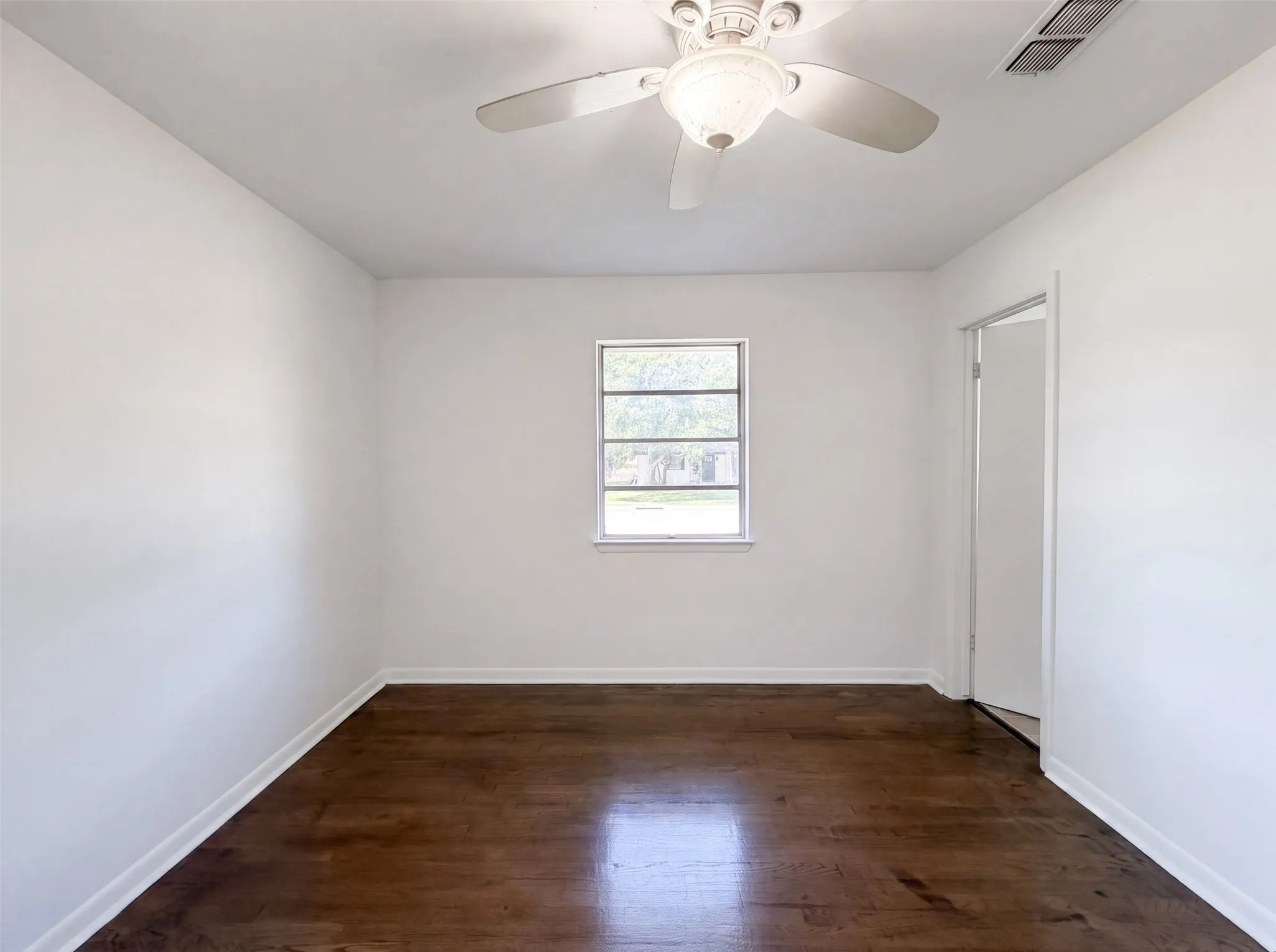 Single Family Residence For Sale in Johnson County , 1213 S Ridgeway Drive, Cleburne, Texas 76033, 3 Bedroom, 2 Bathroom, 1 Garage spaces, 999 Sqft, built in 1960, mls#21340601, Real Estate Agent in Cleburne, Homes For Sale in Johnson county, Homes For Sale in Cleburne, Realtor in Cleburne Texas, Real Estate Brokerage Independent Realty Texas, Luminita Cordes Realtor